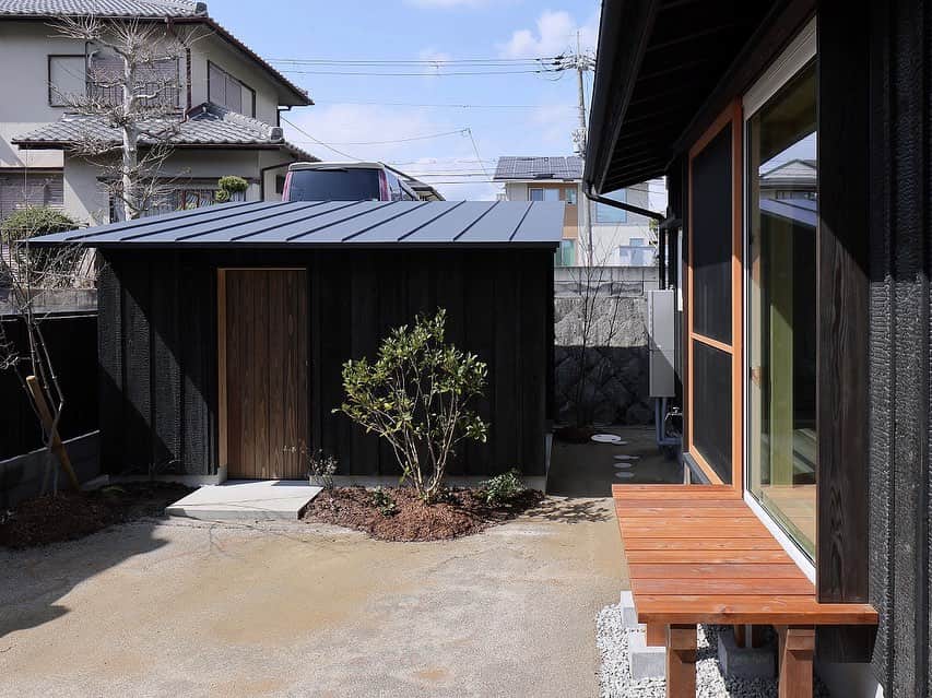 シーエッチ建築工房 さんのインスタグラム写真 - (シーエッチ建築工房 Instagram)「* 小屋のある家。 外部倉庫、自転車置き場 ご主人様のこもり部屋。 ⠀⠀⠀⠀⠀⠀⠀⠀⠀⠀⠀⠀ 家の外にある フレキシブルなスペース。 ⠀⠀⠀⠀⠀⠀⠀⠀⠀⠀⠀⠀ 一般的な外部物置や サイクルポートじゃ味気ないとき こんなことも、できるのです。 ⠀⠀⠀⠀⠀⠀⠀⠀⠀⠀⠀⠀ ⠀⠀⠀⠀⠀⠀⠀⠀⠀⠀⠀⠀ ──────────── 株式会社シーエッチ建築工房 兵庫県宝塚市仁川台76番地 0798-52-8863 https://www.ch-wood.co.jp ──────────── @ch_kenchiku @ch_namie.takarazuka @ch_watanabe ⠀⠀⠀⠀⠀⠀⠀⠀⠀⠀⠀⠀ ⠀⠀⠀⠀⠀⠀⠀⠀⠀⠀⠀⠀ #シーエッチ建築工房 #木の家 #家づくり #注文住宅 #新築 #リノベーション #住まい #暮らし #日々のこと #マイホーム ⠀⠀⠀⠀⠀⠀⠀⠀⠀⠀⠀⠀ #宝塚市 #西宮市 #三田市 #川西市 #伊丹市 #三木市 #豊中市 #高槻市 #吹田市 #神戸市 #工務店 #自然素材 #暮らしを楽しむ #天龍焼杉 #家が好き #パッシブデザイン #丁寧な暮らし #家づくりアイデア #住まいづくり #工務店がつくる家」8月20日 22時10分 - ch_kenchiku