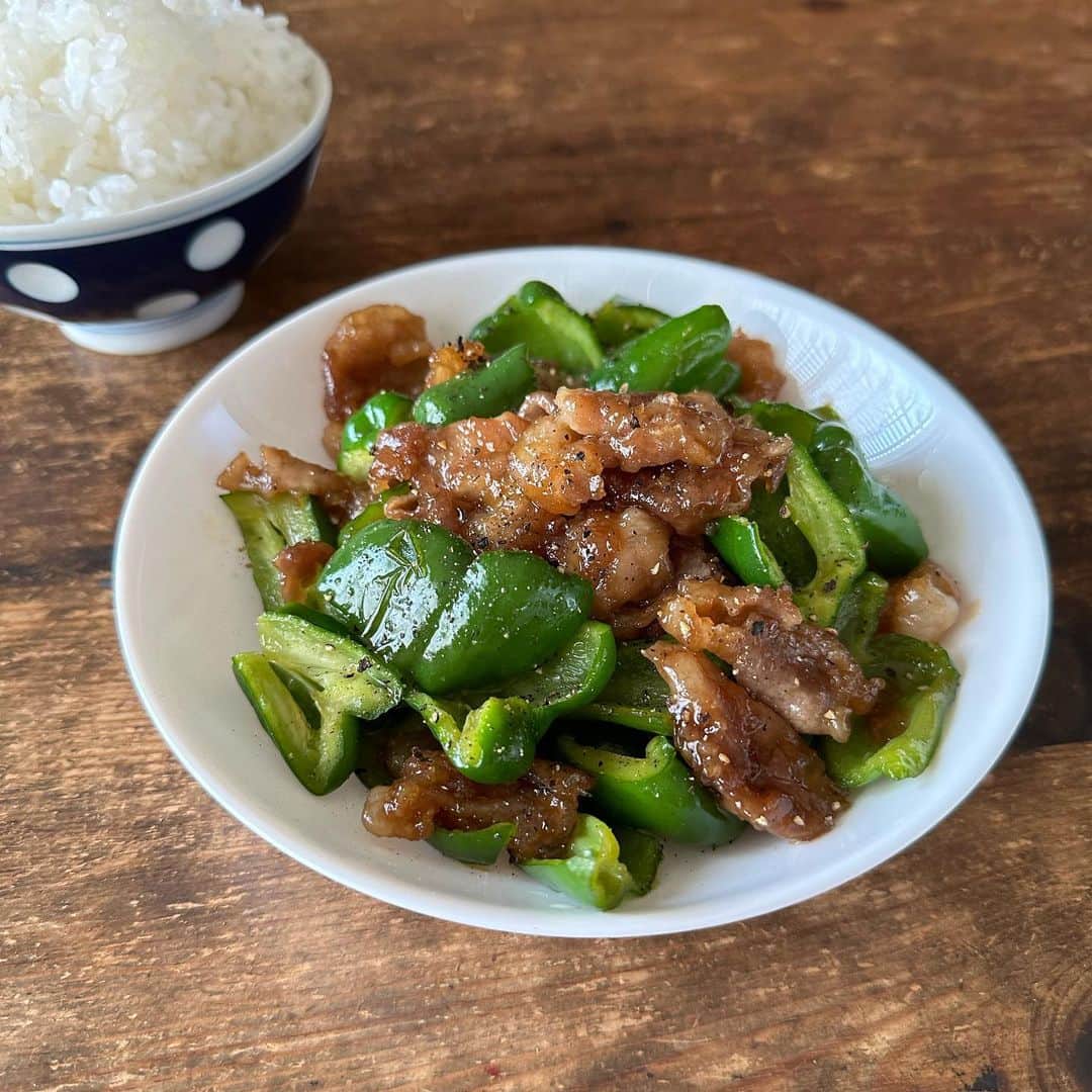 のインスタグラム：「豚肉とピーマンで甘辛にんにく炒め Teriyaki garlic pork with bell peppers #yummy #homemade #healthy #pork #teriyaki #garlic #bellpeppers #おいしい #炒め物 #甘辛 #照り焼き #ピーマン #定食 #マカロニメイト #フーディーテーブル #手作り  好きな油大1、にんにく1かけ、豚肉100g＋片栗粉大1、ピーマン4〜5個 しょうゆ大1＋みりん大1＋酒大1、塩胡椒、大盛りご飯など 1 tbsp oil, 1 garlic clove, 100g pork with 1 tbsp starch, 4~5 bell peppers 1 tbsp soy sauce, 1 tbsp mirin, 1 tbsp sake, salt and pepper… and a large Gohan  ご飯 @yukitsubakiofficial」