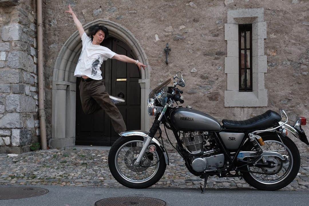 小林十市のインスタグラム：「#sr400 #fujifilm#fujifilmstreet #fujifilmxseries #fujifilmglobal #fujinon27mmf28 #fujifilmselfie #selfiejump#switzerland #単身赴任ライダー#バイクのある風景 #バイクのある生活#スイス」