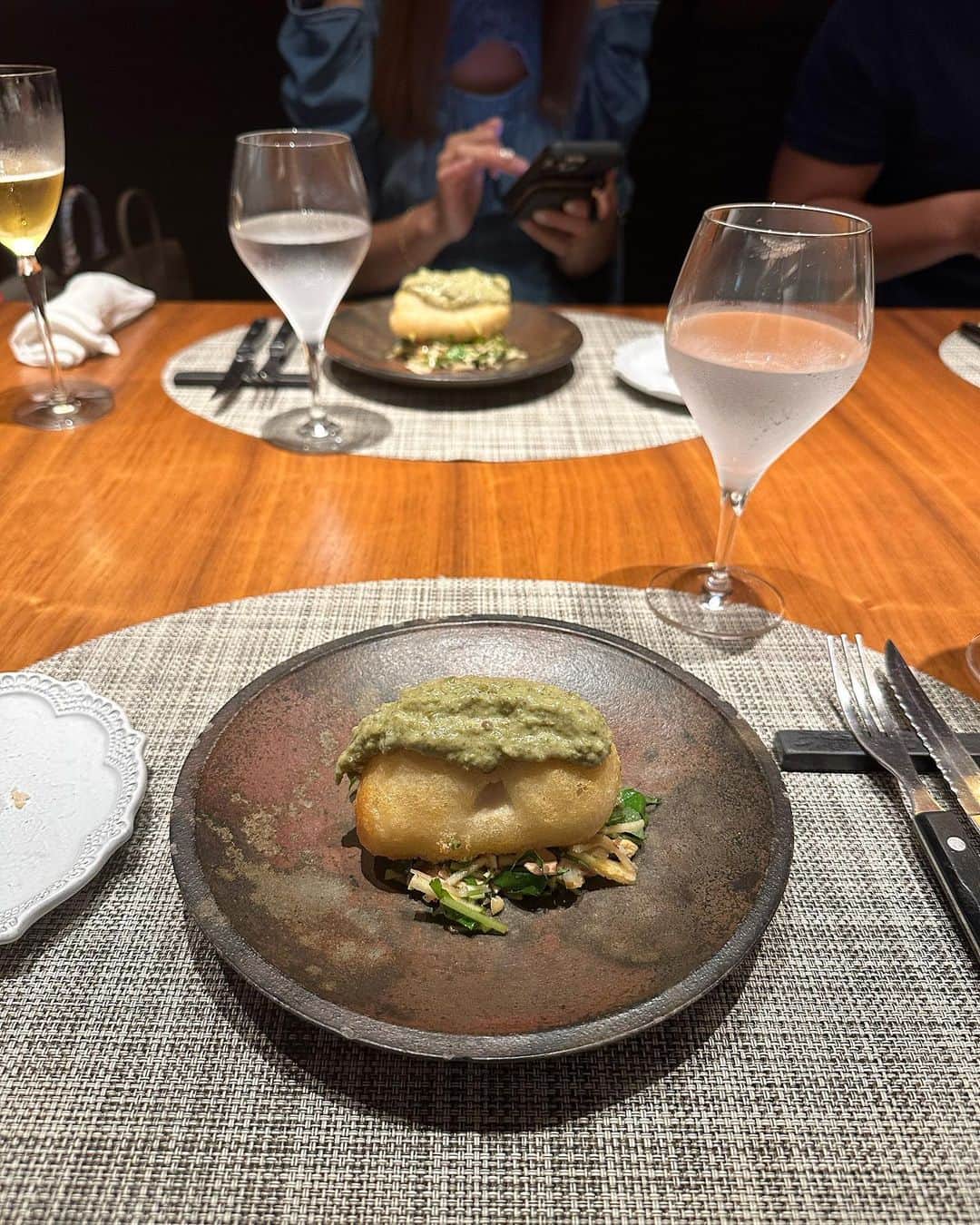 稲川千里さんのインスタグラム写真 - (稲川千里Instagram)「1年前旅行に行ったときに約束してた美食会🥩🍽️🍷  📍グルマンディーズ  #ちぃログ  とっても美味しかったし 行ってみたかったから嬉しかった😌💓 りゅう、かなちゃん、ありがとう✨  ボリュームがすごくて、メインのお肉を食べるためにも 次からはお昼ごはん抜いてこうと思う🫠  ごはんの後のbarで酒ヤクザ夫妻に華麗に潰された日😇  #グルマンディーズ #広尾グルメ #美味しいごはん」8月20日 22時18分 - chiicamera