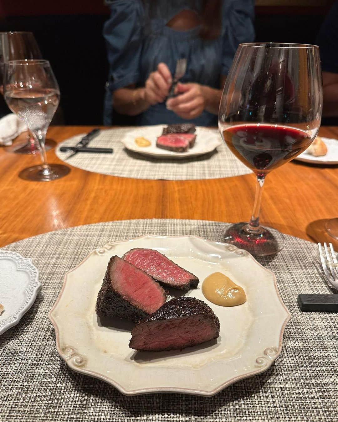稲川千里さんのインスタグラム写真 - (稲川千里Instagram)「1年前旅行に行ったときに約束してた美食会🥩🍽️🍷  📍グルマンディーズ  #ちぃログ  とっても美味しかったし 行ってみたかったから嬉しかった😌💓 りゅう、かなちゃん、ありがとう✨  ボリュームがすごくて、メインのお肉を食べるためにも 次からはお昼ごはん抜いてこうと思う🫠  ごはんの後のbarで酒ヤクザ夫妻に華麗に潰された日😇  #グルマンディーズ #広尾グルメ #美味しいごはん」8月20日 22時18分 - chiicamera