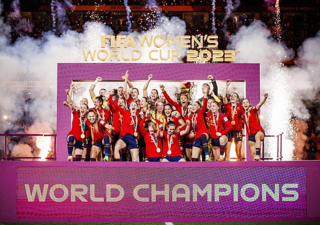 ダビド・ビジャのインスタグラム：「Enhorabuena campeonas!!! Orgullo inmenso!!!🏆🇪🇸⭐️ #vamosespaña @sefutbolfem」