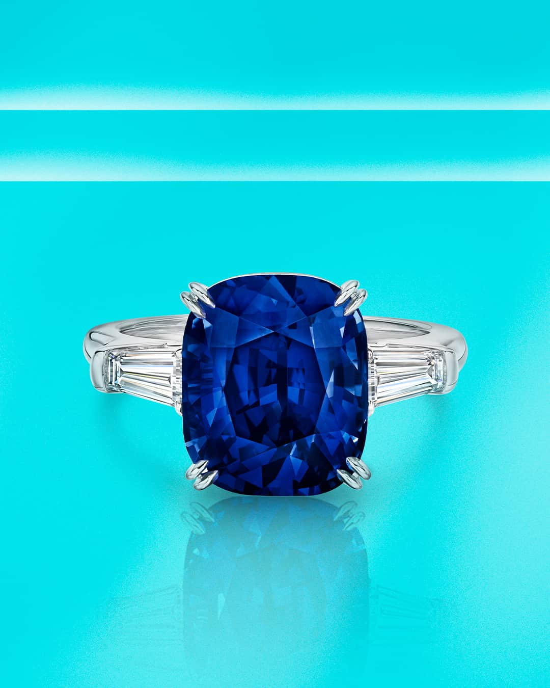 ハリー・ウィンストンのインスタグラム：「The House’s signature craftsmanship meets a radiant blue cushion-cut sapphire center stone in this sophisticated Classic Winston ring. Discover gorgeous blue jewels to wear this summer—link in bio. #HarryWinston」