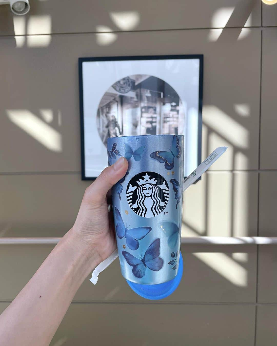 岩間妃南子のインスタグラム：「・ ・ ・ 愛用タンブラー🦋 ・ ・ ・ #starbucks #スタバ #スタバタンブラー」