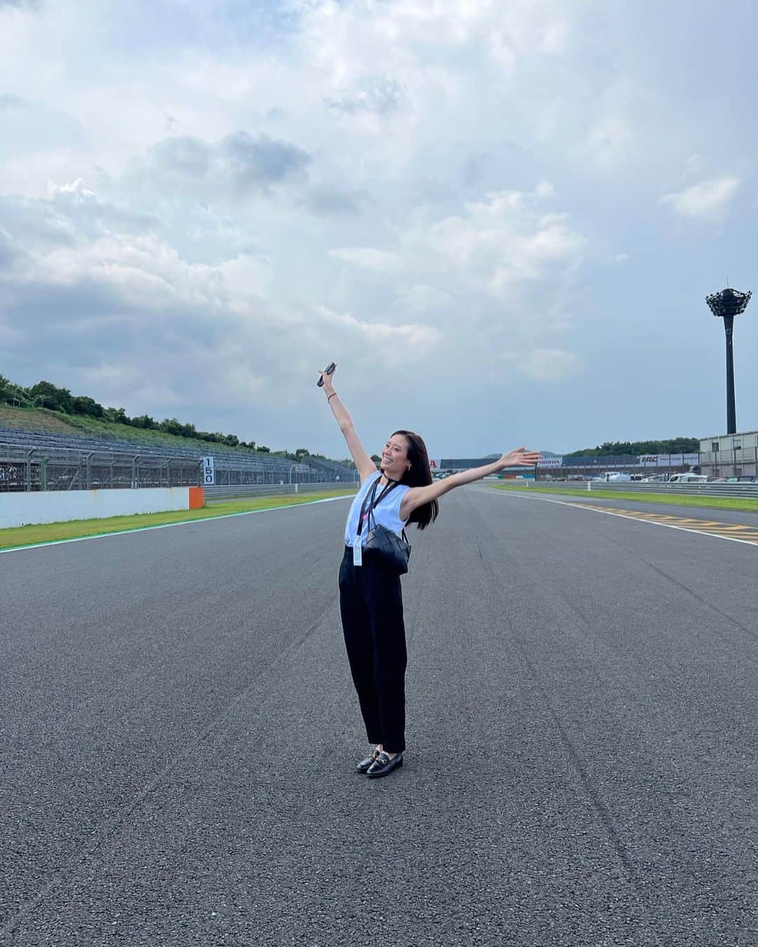 吉田志織のインスタグラム：「@superformula_official 第7戦☺️✨ 私にとってははじめての モビリティリゾートもてぎでした！😊 今日も本気で応援しました！☺️  #SFormula #SFNEXT50 #superformula #スーパーフォーミュラ」