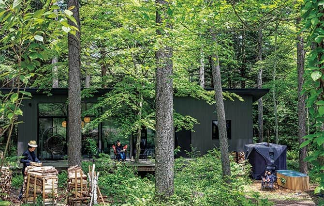 川上俊のインスタグラム：「先月、雑誌『家庭画報』2023年8月号にて、軽井沢での家族でのライフスタイル／サウナスタイル？を取材／掲載して頂いていました。雑誌掲載用の立ち位置とシーン撮影ではありますが、予定のない週末はこんな感じです。  軽井沢の新しいスタイル。 森で“ととのう”  ｜雑誌『家庭画報』2023年8月号掲載  https://www.kateigaho.com/home/171634/  #サウナ」