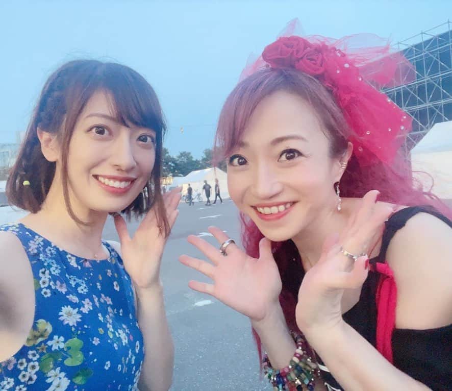 清水理沙のインスタグラム：「#声優neo歌謡フェス2023  無事に終了いたしました❣️  暑い中ご来場くださった皆様、スタッフさん、バンドメンバーの皆様、本当にありがとうございました。 最後私に手を振ってくれた皆様ありがとう、、とっても嬉しかった🥹 先輩方と同じステージに立てる幸せ、噛み締めた…  歌って、音楽っていいな。もっと表現できるようになりたいな。  写真は、  飯塚雅弓さん。 デパプリチーム、菱川花菜ちゃん、安見香さん、深澤敏則さん、半場友恵さん。 杉本理子さん、橘あんりちゃん、廣瀬千夏さん。 水沢史絵さん。キュアマリン🩵  井口裕香ちゃんからもらった指輪をお守りにしてた💍💛  ひとり打ち上げ中🍺」