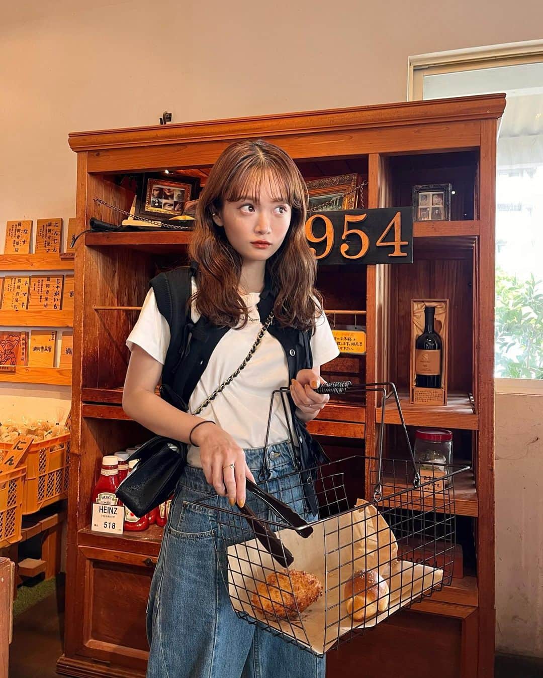 田久保夏鈴のインスタグラム：「kusukusu🥐 歯列矯正終わったから1年越しくらいにカレーパン食べれて幸せだった(T . T) ここのが1番美味しい🍛🤍」