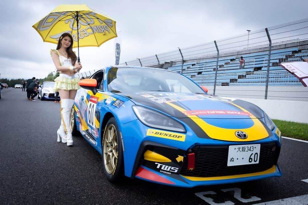 涼野はるかのインスタグラム：「･ ･ 86/BRZ Cup Rd.4十勝 OTG MotorSportsへの 応援をありがとうございました📣💛 プロフェッショナルクラス決勝は 10号車 菅波選手 8位 70号車 服部選手 15位 60号車 小河選手 16位 となりました！ ･ 菅波選手はポイント獲得👏 服部選手、小河選手も怒涛の追い上げでした🥲✨！ 今シーズンもまた強いOTGが見られますように☺️📣 ･ 次戦岡山も引き続き応援よろしくお願いします！ ･ ･ ･ 取材やフライトの関係でバタバタしてしまい お写真お断りしてしまった方々すみません🥲 差し入れ等お気遣いや、お声かけてくださり ありがとうございました🥲✨ ぜひまたお会いできることを 楽しみにしています。🌸 ･ ･ ･ ･ ･ ･ ･ ･ ･ #otg #motorsports #gr86brzcup #86brz #rq #racequeen #大阪トヨペット #モータースポーツ #レースクイーン #十勝 #十勝スピードウェイ」