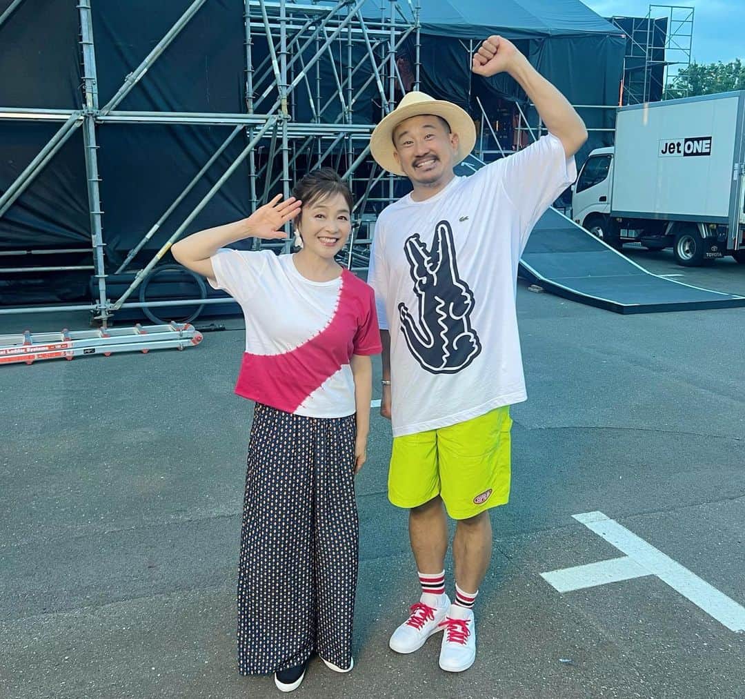 日髙のり子さんのインスタグラム写真 - (日髙のり子Instagram)「🤩 #声優Neo歌謡フェス 1日目に参加しました〜🎵 #声優 が歌謡曲を歌う初の野外フェスです。 私は「#年下の男の子」と「#硝子坂」を歌いました〜☺️✨ 「年下の男の子」では、コーラスのお二人が一緒に振付を踊ってくれて！嬉しかったなぁ🥰 バンドの皆さんも抜群の安定感で支えてくださって、安心して歌うことが出来ました🎤 ステージでお話しするのをうっかり忘れてしまいましたが、今回のお衣装のイメージは… ズバリ☝️😎夏祭り〜🎆でした❣️ ⁡ 歌い終わったところで、その後お出番だった #三ツ矢雄二 さんと #冨永みーな ちゃんを待ち伏せして (笑)、写真を撮ってもらいました✌️ お二人の浴衣、帯の色がお揃いで可愛いっ😍 後ろで写り込もうとしていた #よゐこ の #有野晋哉 さんも誘って、一緒にパチリ📸 ⁡ そして、#木内秀信 くんと「#ふたりの愛ランド」をデュエットしました🙌 木内くんは歌がめちゃくちゃ上手くて、会場のお客さまも大盛り上がり！ 木内くんからのお誘いで歌わせていただいたのですが、めっちゃ楽しかった〜🎶 ホント誘ってくれてありがとうね😘 なのにトークでイジってごめんね〜😂笑 ステージ写真は #植田佳奈 ちゃんが撮ってくれたものです。 写真が趣味なんですって！😳 上手〜〜っ👏👏👏 ⁡ みんなとワイワイできて、とても楽しかったです❣️ 暑い中、休まず支えてくださったスタッフの皆さま、そしてご来場くださった皆さま、ありがとうございました🙇‍♀️✨✨」8月20日 22時33分 - nonko_hidaka531