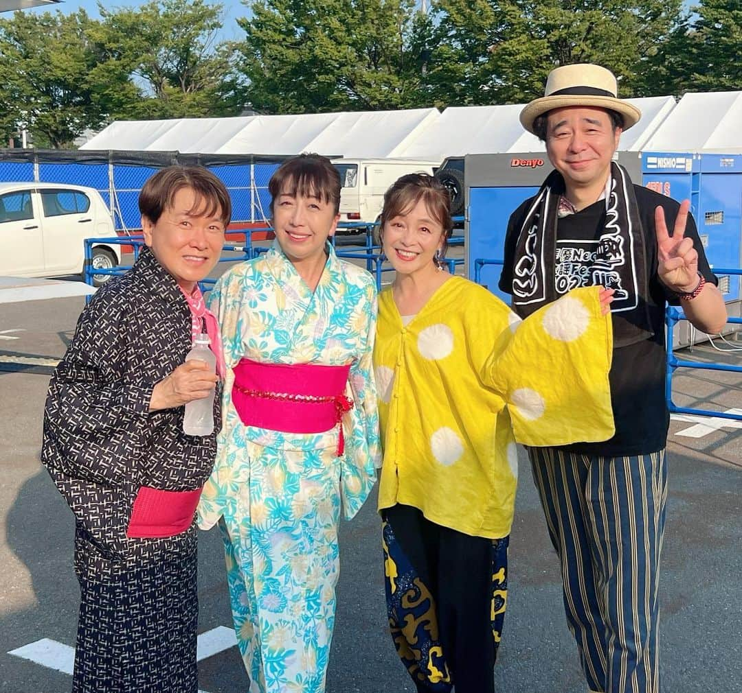 日髙のり子さんのインスタグラム写真 - (日髙のり子Instagram)「🤩 #声優Neo歌謡フェス 1日目に参加しました〜🎵 #声優 が歌謡曲を歌う初の野外フェスです。 私は「#年下の男の子」と「#硝子坂」を歌いました〜☺️✨ 「年下の男の子」では、コーラスのお二人が一緒に振付を踊ってくれて！嬉しかったなぁ🥰 バンドの皆さんも抜群の安定感で支えてくださって、安心して歌うことが出来ました🎤 ステージでお話しするのをうっかり忘れてしまいましたが、今回のお衣装のイメージは… ズバリ☝️😎夏祭り〜🎆でした❣️ ⁡ 歌い終わったところで、その後お出番だった #三ツ矢雄二 さんと #冨永みーな ちゃんを待ち伏せして (笑)、写真を撮ってもらいました✌️ お二人の浴衣、帯の色がお揃いで可愛いっ😍 後ろで写り込もうとしていた #よゐこ の #有野晋哉 さんも誘って、一緒にパチリ📸 ⁡ そして、#木内秀信 くんと「#ふたりの愛ランド」をデュエットしました🙌 木内くんは歌がめちゃくちゃ上手くて、会場のお客さまも大盛り上がり！ 木内くんからのお誘いで歌わせていただいたのですが、めっちゃ楽しかった〜🎶 ホント誘ってくれてありがとうね😘 なのにトークでイジってごめんね〜😂笑 ステージ写真は #植田佳奈 ちゃんが撮ってくれたものです。 写真が趣味なんですって！😳 上手〜〜っ👏👏👏 ⁡ みんなとワイワイできて、とても楽しかったです❣️ 暑い中、休まず支えてくださったスタッフの皆さま、そしてご来場くださった皆さま、ありがとうございました🙇‍♀️✨✨」8月20日 22時33分 - nonko_hidaka531