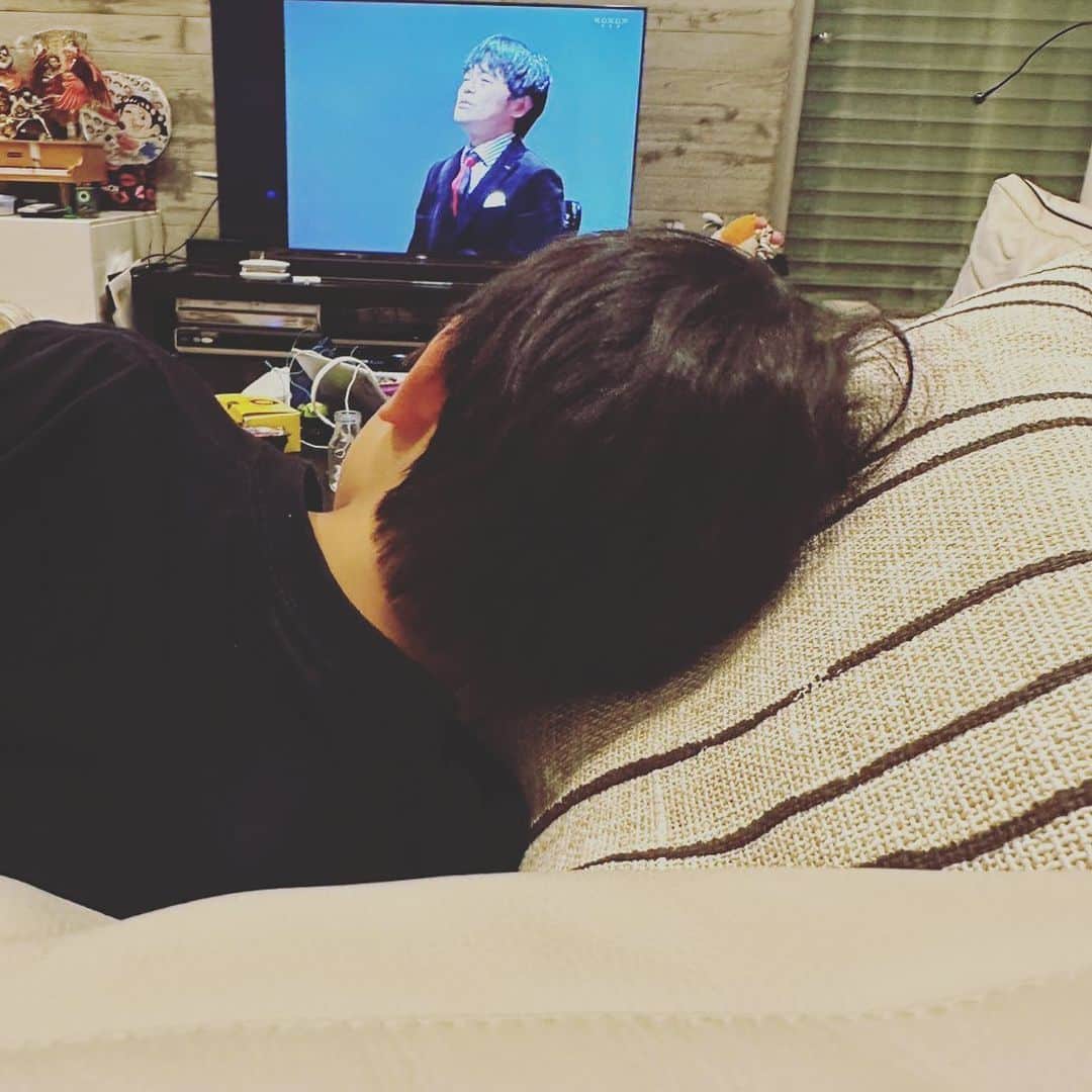 のインスタグラム：「夜になるとバカリズムのライブをみる夏休みの次男🙄」