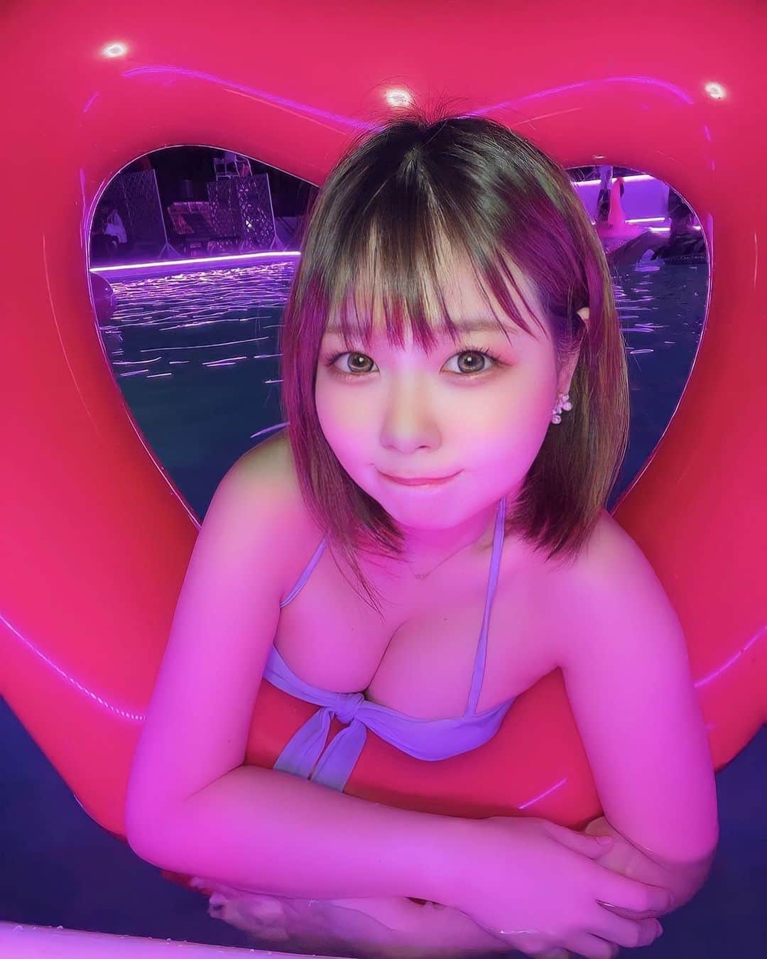 えれなのインスタグラム：「ハートの浮き輪かわいかった💓  .  #バーレスク大阪#バーレスク大阪えれな  #バーレスク#バーレスク東京 #北新地#グラビア  #童顔女子#ロリ #アイドル#ビキニ  #インスタ映え #グラビア撮影 #ロリ顔 #大阪#梅田#ショートヘアー  #あざとかわいい  #水着#ナイトプール #ニューオータニ大阪 #ナイトプール大阪  #burlesque#burlesqueosaka #gravureidol  #gravure#japanesegirl」