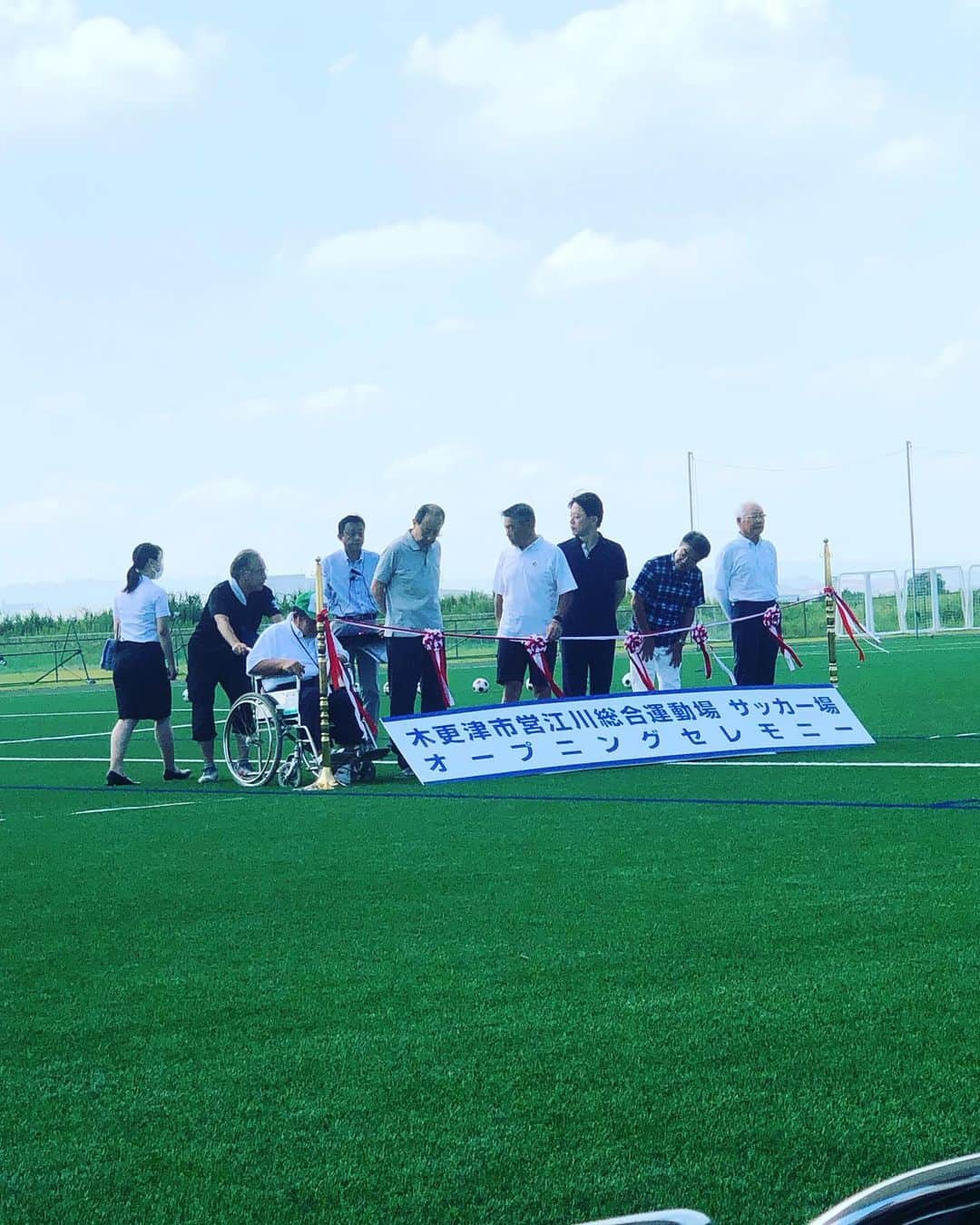 吉田眞紀人さんのインスタグラム写真 - (吉田眞紀人Instagram)「... 今日は江川に新しく完成したサッカー場のオープニングイベントがありました👏  多くの方々に来ていただき、イベントも盛り上がりました！！  子どもから70歳超えの方まで一緒にサッカーを楽しみました☺️ こうして世代関係なくスポーツを楽しめるって良いですね🔥  そしてサッカー元日本代表の北澤豪さんもスペシャルゲストとしてお越しくださいました🙏  とても気さくな方で一緒にプレーが出来て光栄でした！！  この素晴らしいピッチを多くの人に利用して頂き、愛される施設になっていって欲しいです！  そして1人でも多くの方にスポーツの魅力が届きますように☺️ ... #江川総合運動場 #木更津 #サッカー場 #北澤豪 #カレンロバート #吉田まきと #スポーツで健康に #木更津市出身初のJリーガー #木更津市議会議員」8月20日 22時34分 - makito_official