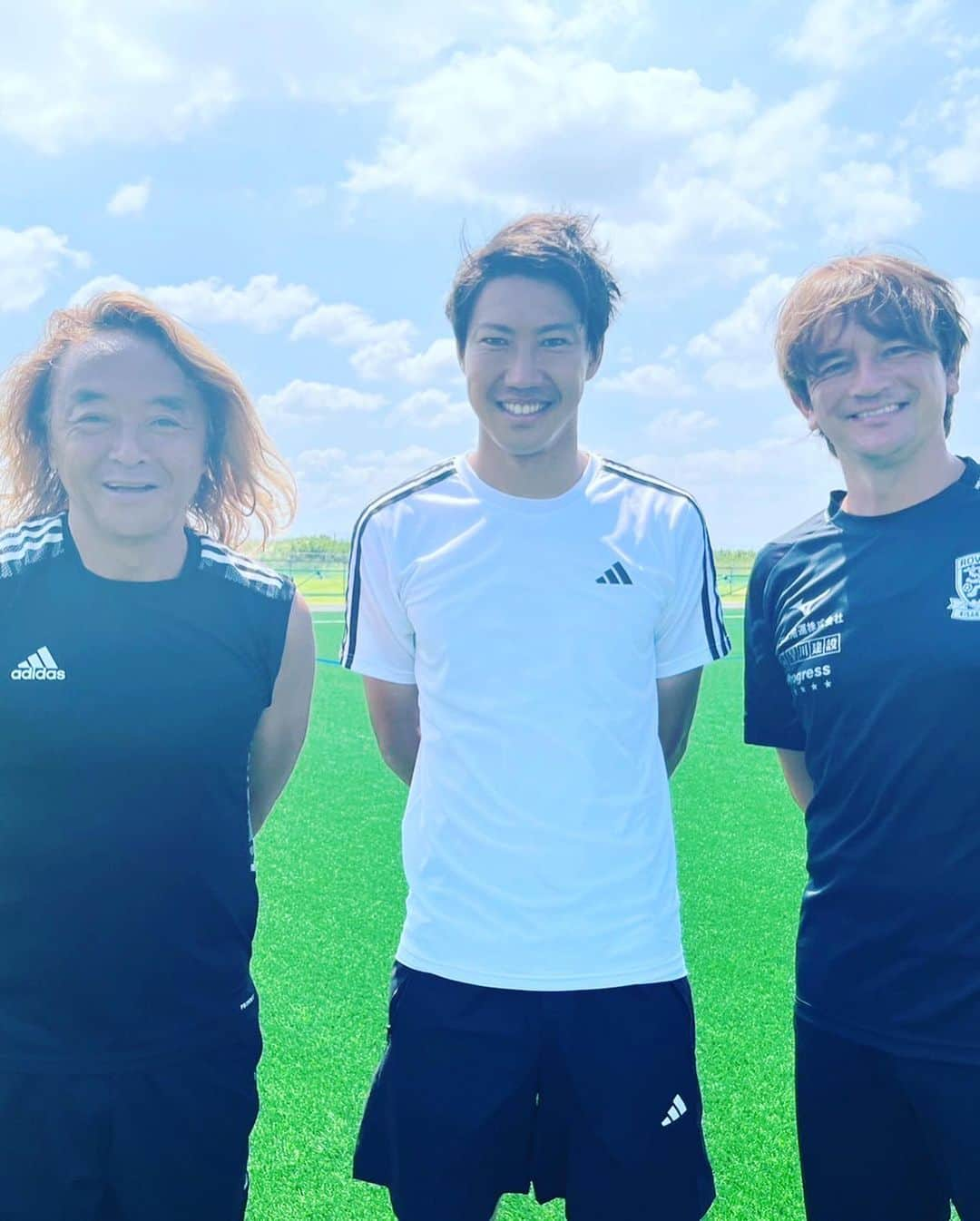 吉田眞紀人さんのインスタグラム写真 - (吉田眞紀人Instagram)「... 今日は江川に新しく完成したサッカー場のオープニングイベントがありました👏  多くの方々に来ていただき、イベントも盛り上がりました！！  子どもから70歳超えの方まで一緒にサッカーを楽しみました☺️ こうして世代関係なくスポーツを楽しめるって良いですね🔥  そしてサッカー元日本代表の北澤豪さんもスペシャルゲストとしてお越しくださいました🙏  とても気さくな方で一緒にプレーが出来て光栄でした！！  この素晴らしいピッチを多くの人に利用して頂き、愛される施設になっていって欲しいです！  そして1人でも多くの方にスポーツの魅力が届きますように☺️ ... #江川総合運動場 #木更津 #サッカー場 #北澤豪 #カレンロバート #吉田まきと #スポーツで健康に #木更津市出身初のJリーガー #木更津市議会議員」8月20日 22時34分 - makito_official