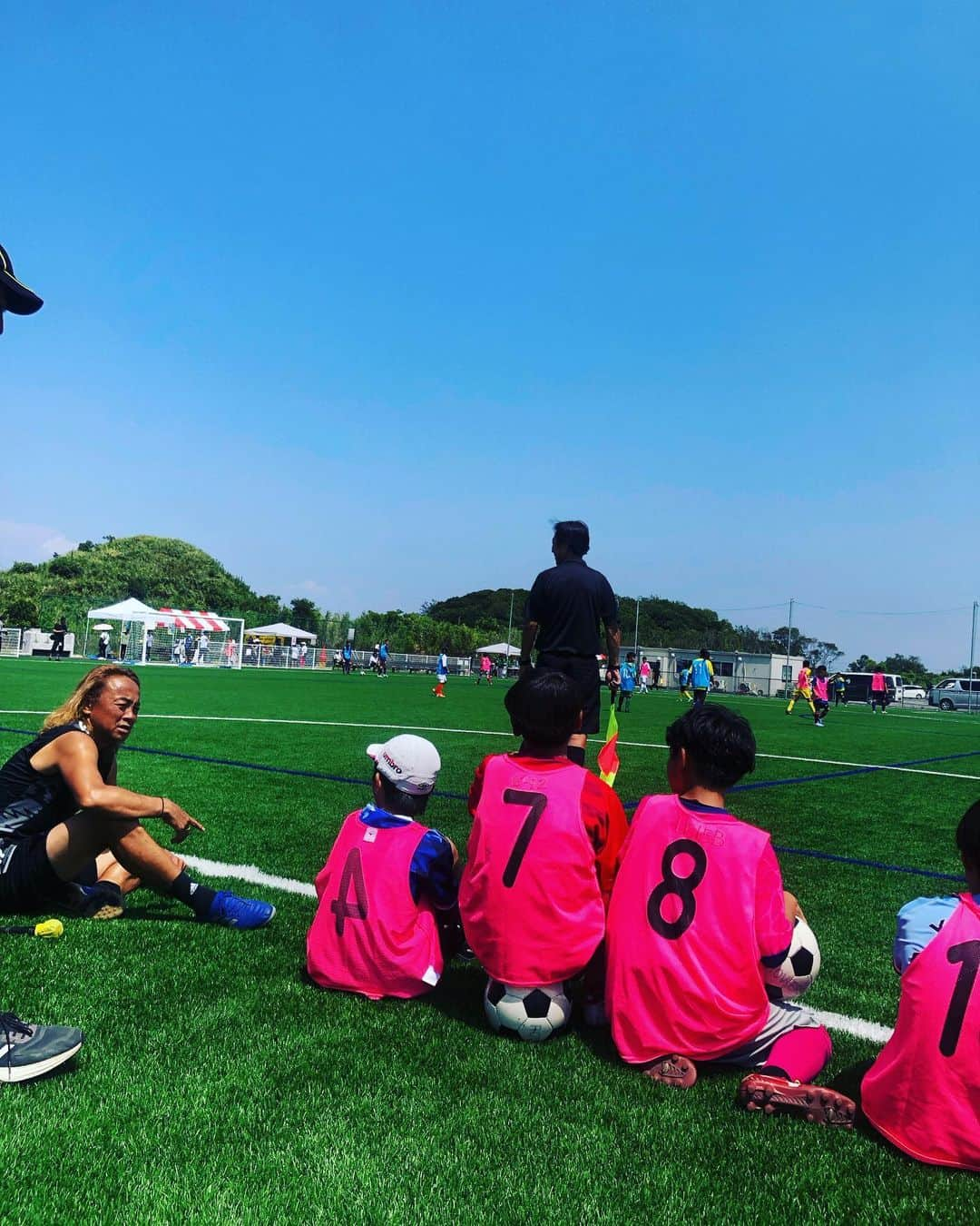 吉田眞紀人さんのインスタグラム写真 - (吉田眞紀人Instagram)「... 今日は江川に新しく完成したサッカー場のオープニングイベントがありました👏  多くの方々に来ていただき、イベントも盛り上がりました！！  子どもから70歳超えの方まで一緒にサッカーを楽しみました☺️ こうして世代関係なくスポーツを楽しめるって良いですね🔥  そしてサッカー元日本代表の北澤豪さんもスペシャルゲストとしてお越しくださいました🙏  とても気さくな方で一緒にプレーが出来て光栄でした！！  この素晴らしいピッチを多くの人に利用して頂き、愛される施設になっていって欲しいです！  そして1人でも多くの方にスポーツの魅力が届きますように☺️ ... #江川総合運動場 #木更津 #サッカー場 #北澤豪 #カレンロバート #吉田まきと #スポーツで健康に #木更津市出身初のJリーガー #木更津市議会議員」8月20日 22時34分 - makito_official