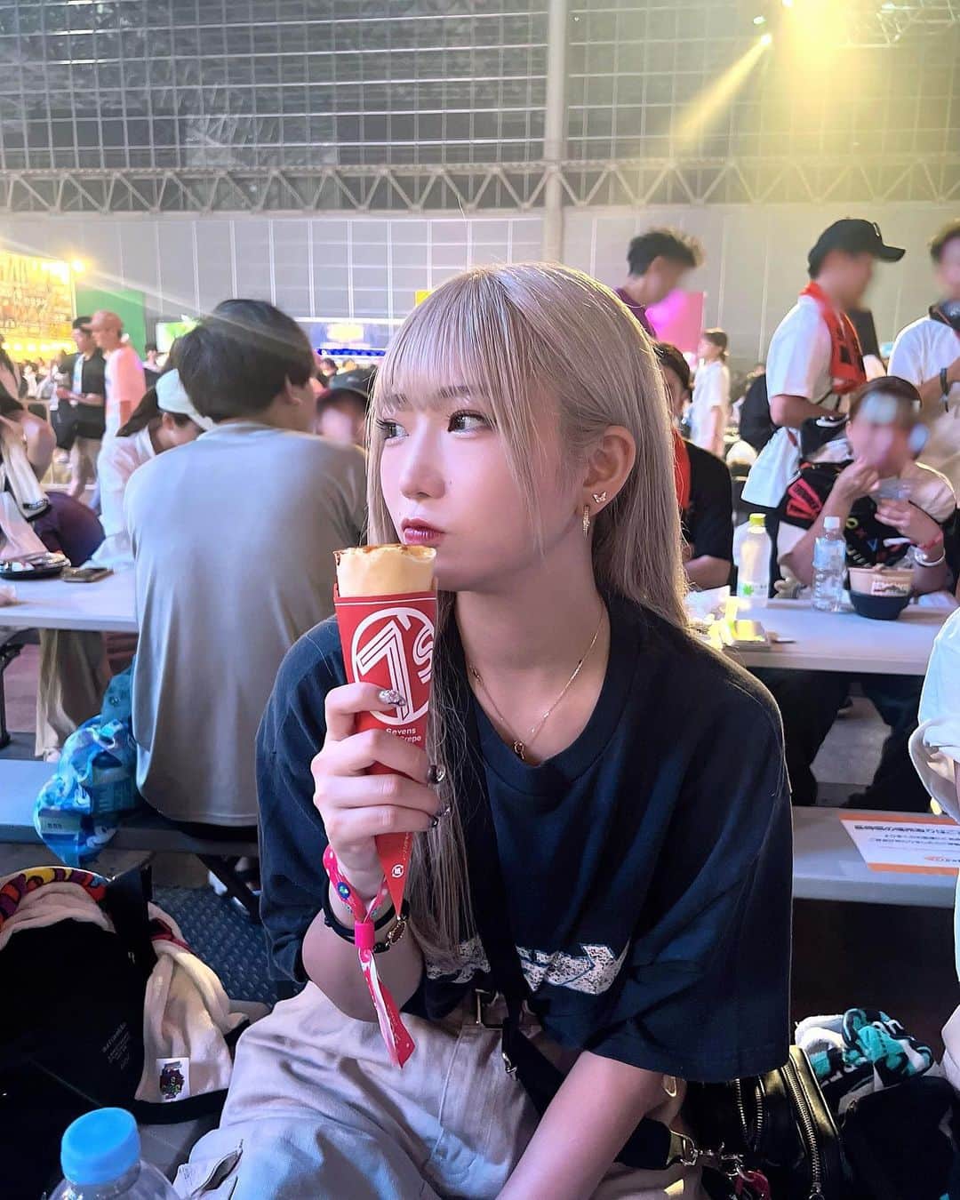 のインスタグラム：「ご飯食べずに、クレープだけ食べた笑  美味しかった🫶🏽🫶🏽  #summersonic #サマソニ #フェスコーデ #フェス #夏 #夏フェス #ストリート系女子 #ストリートファッション #y2k #エクステ #ロングヘア #ハイトーンカラー #ブロンド #カーゴパンツ #japanesegirl #좋아요반사　#셀카」