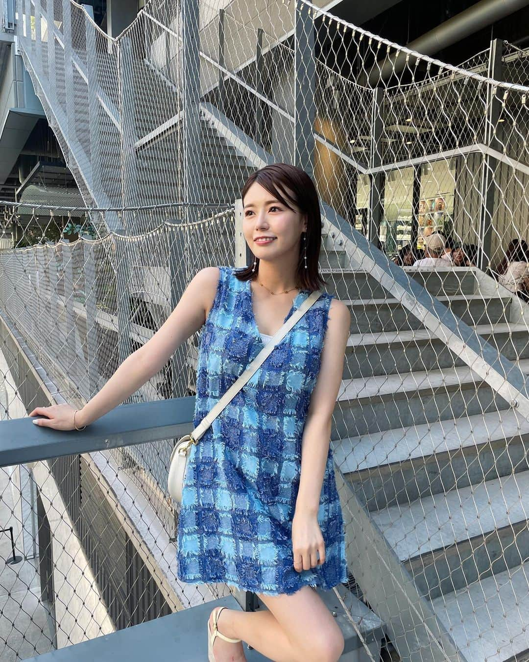 井口綾子のインスタグラム：「モノトーンのお洋服が多いけど夏は明るい色着たくなる〜🩵🦭」