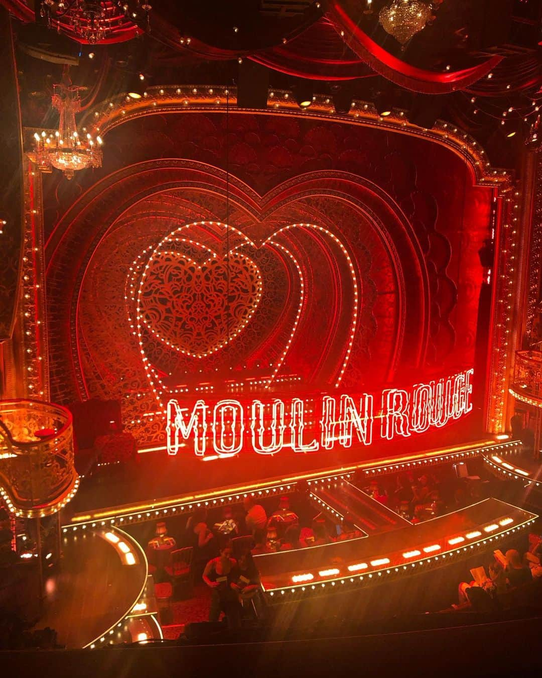 岡田育のインスタグラム：「🐘💃MOULIN ROUGE! THE MUSICAL revisit💃🐘 07/27/2023 starring Derek Klena and JOJO Levesque. @moulinrougebway #moulinrougebroadway  . Almost all of my friends in Tokyo are buzzed up with the successful running of MOULIN ROUGE! the Japanese production this summer so I got jealous and revisited this long-running Broadway production! . 日本のみんなが帝劇でみんな #ムーランルージュザミュージカル 観てるので（みんなって誰）（みんなでしょ）羨ましくなって私も再訪してジドラーの銀テープキャッチしてきました。改めて、こんなものを翻訳上演しちゃう国、凄いよなぁ。日本語版も観たかった！」