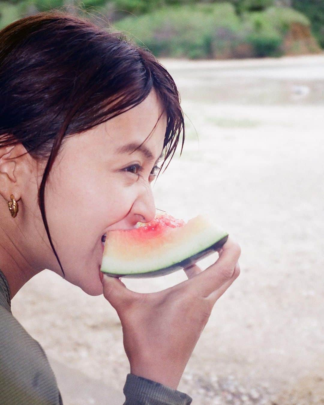 三原勇希さんのインスタグラム写真 - (三原勇希Instagram)「壱岐島→五島列島の旅 フィルムを現像した kodakの水中用インスタントカメラで撮った、6枚目がお気に入り🤩 最後のスイカは、壱岐のビーチに居合わせた、休憩中の作業員のみなさんが分けてくれたの🫶」8月20日 22時38分 - yuukimeehaa