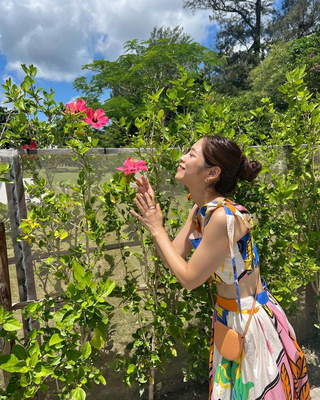 のインスタグラム：「🌞🌞🌞  まだまだ夏楽しむ🥹✊🌺  ZARAのこのセットアップが可愛いくて この夏のお気に入り〜😍🧡👗  #沖縄 #okinawa」