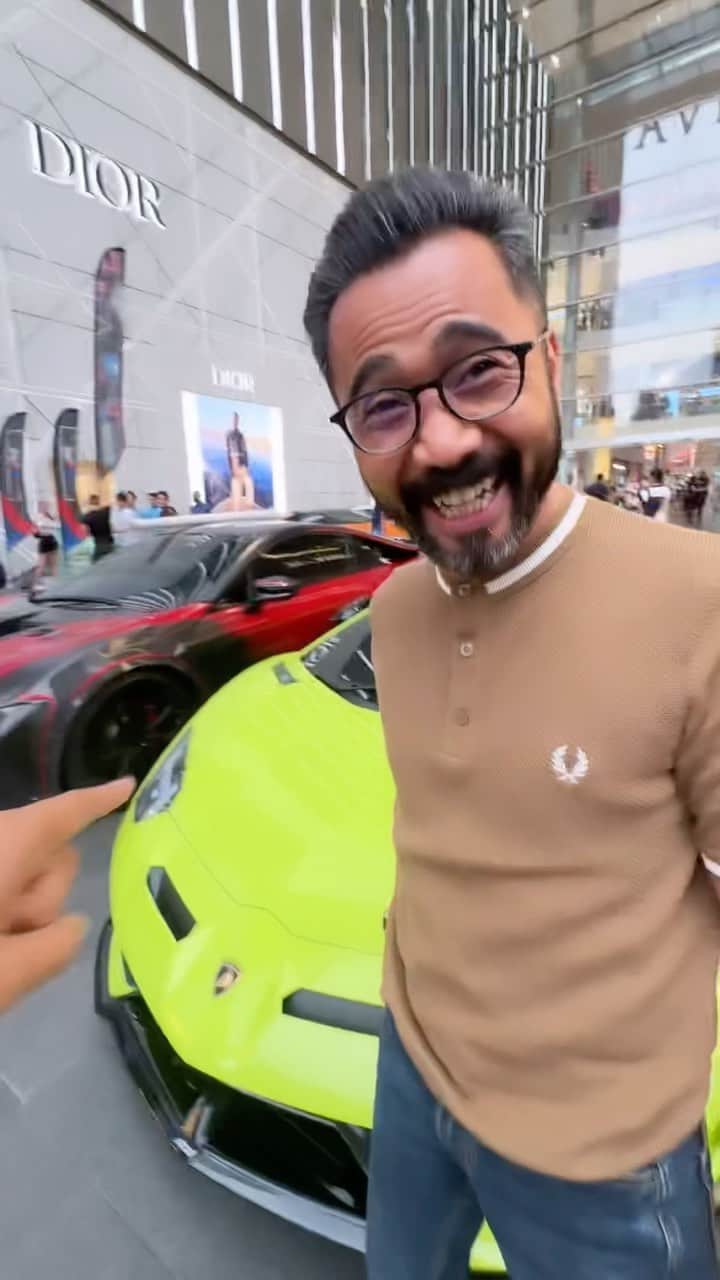 Wak Doyokのインスタグラム：「Bila mana kau teruja tengok kereta mewah.」