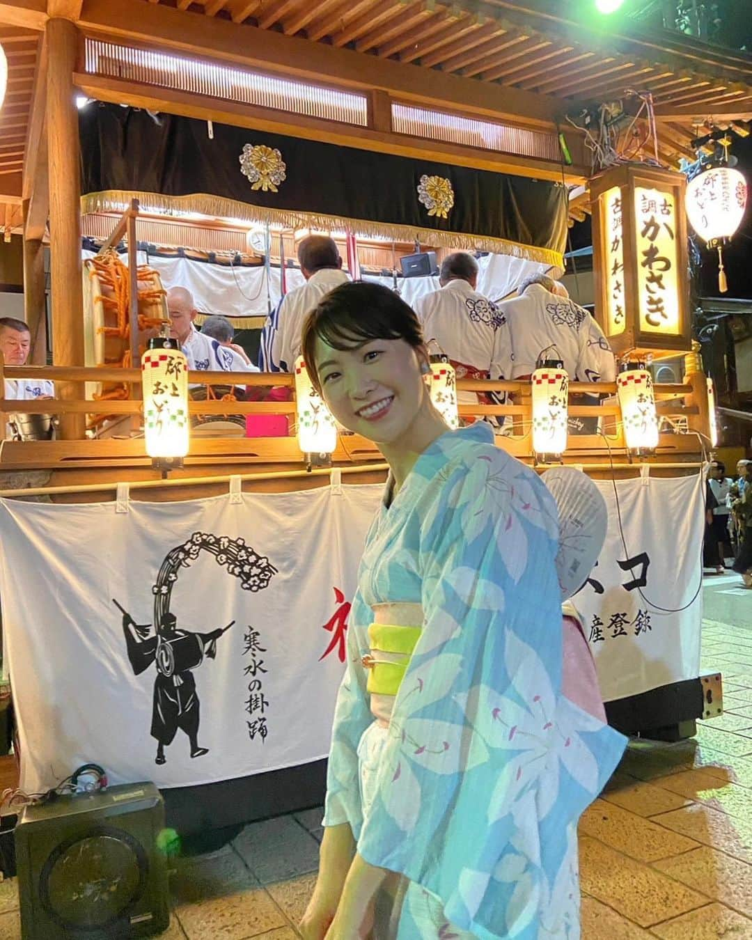 西尾菜々美のインスタグラム：「先日初めての郡上踊りに☺️🏮  ずっとずっと行きたかった郡上踊り。 4年ぶりの通常開催になった今年、 ようやく念願叶って行けました🤭  最初は振りが分からなくても、 隣や前にいた方が優しく教えて下さって、 長く踊っているうちに身体が勝手に動くように☺️👘  踊って踊って踊って 郡上の伝統に触れて やさしい人たちと触れ合って 郡上グルメをたらふく食べて さらに郡上が大好きになりました。  マイ踊り下駄もゲット🕺 来年も絶対行くぞ〜！！  #郡上踊り #岐阜 #郡上 #郡上八幡 #お盆 #浴衣 #鶏ちゃん #冷やしみたらし #五平餅は売り切れでした🥲」