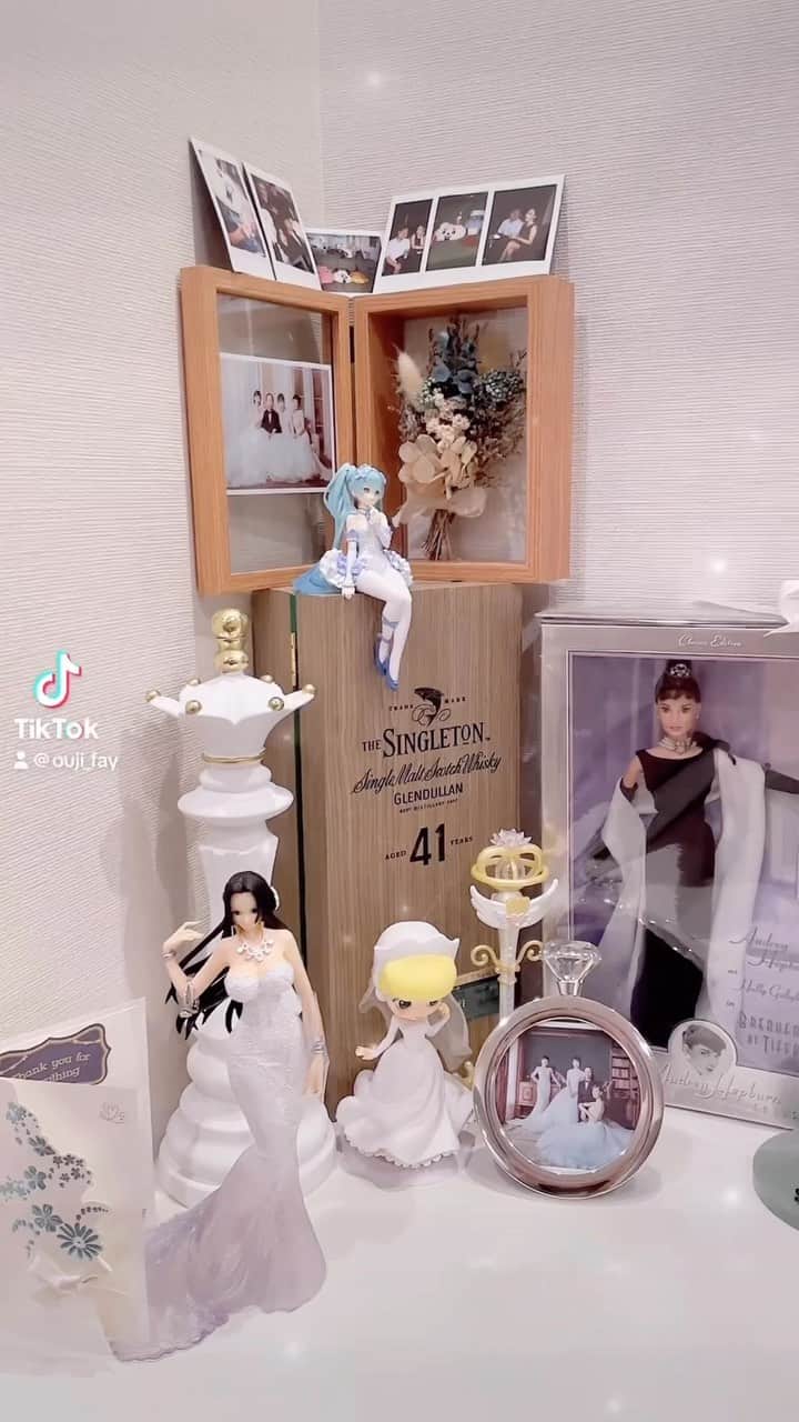 王子妃のインスタグラム：「Show u my cute room 🏠😊🤍🩵  #tiffany #barbie #princessstyle #princessroom #姫部屋」
