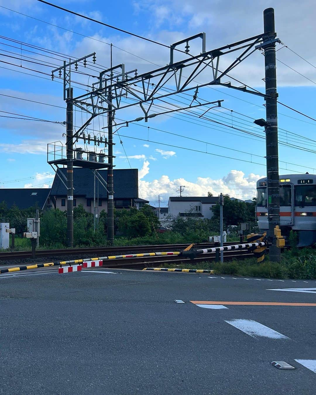 うえたけのインスタグラム：「作品タイトル「東海道線🚃」  #ポケモンスナップ なら全然ダメなショット🥺 #東海道線 を激写したんですが先頭過ぎるのと中間過ぎる絶妙に不甲斐ない写真になってしまいました🥺 とにかく今日も1日お疲れ様でした👍 明日も良い1日をお過ごし下さい🫡」