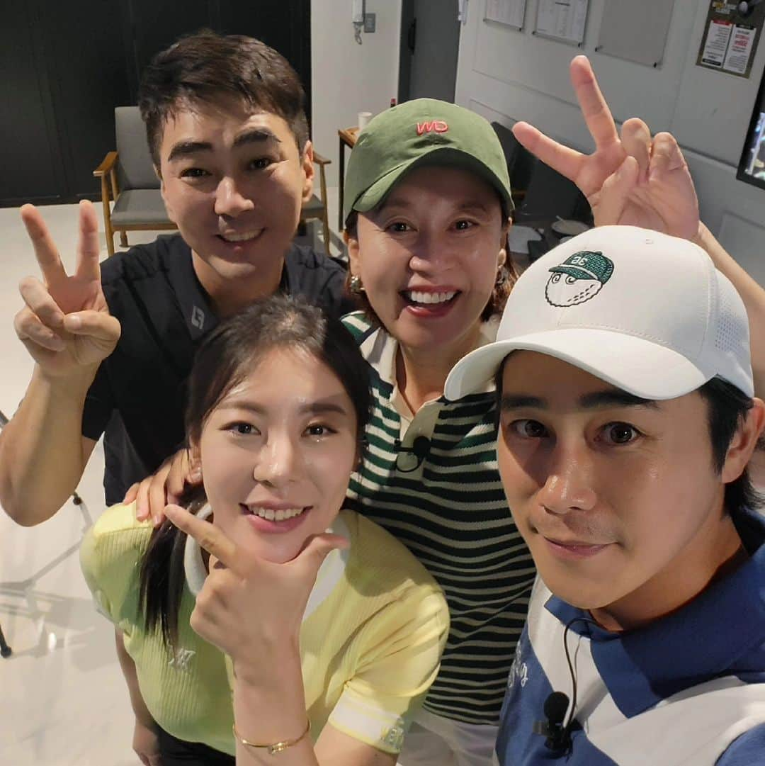 チョン・テウのインスタグラム：「프로들이랑 스크린한겜?  #프로암 #스크린골프⛳️ #챌린G투어 #박범희프로 #정솔프로」