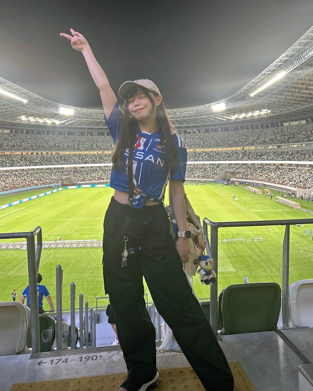 山口みらんのインスタグラム：「～(＞＜*)ノ~~~~~  勝利って最高✌️✌️✌️✌️   #fmarinos #ユニフォームコーデ   #ユニフォーム女子   #国立競技場   #横浜fマリノス   #ｊリーグ   #jリーグ女子」
