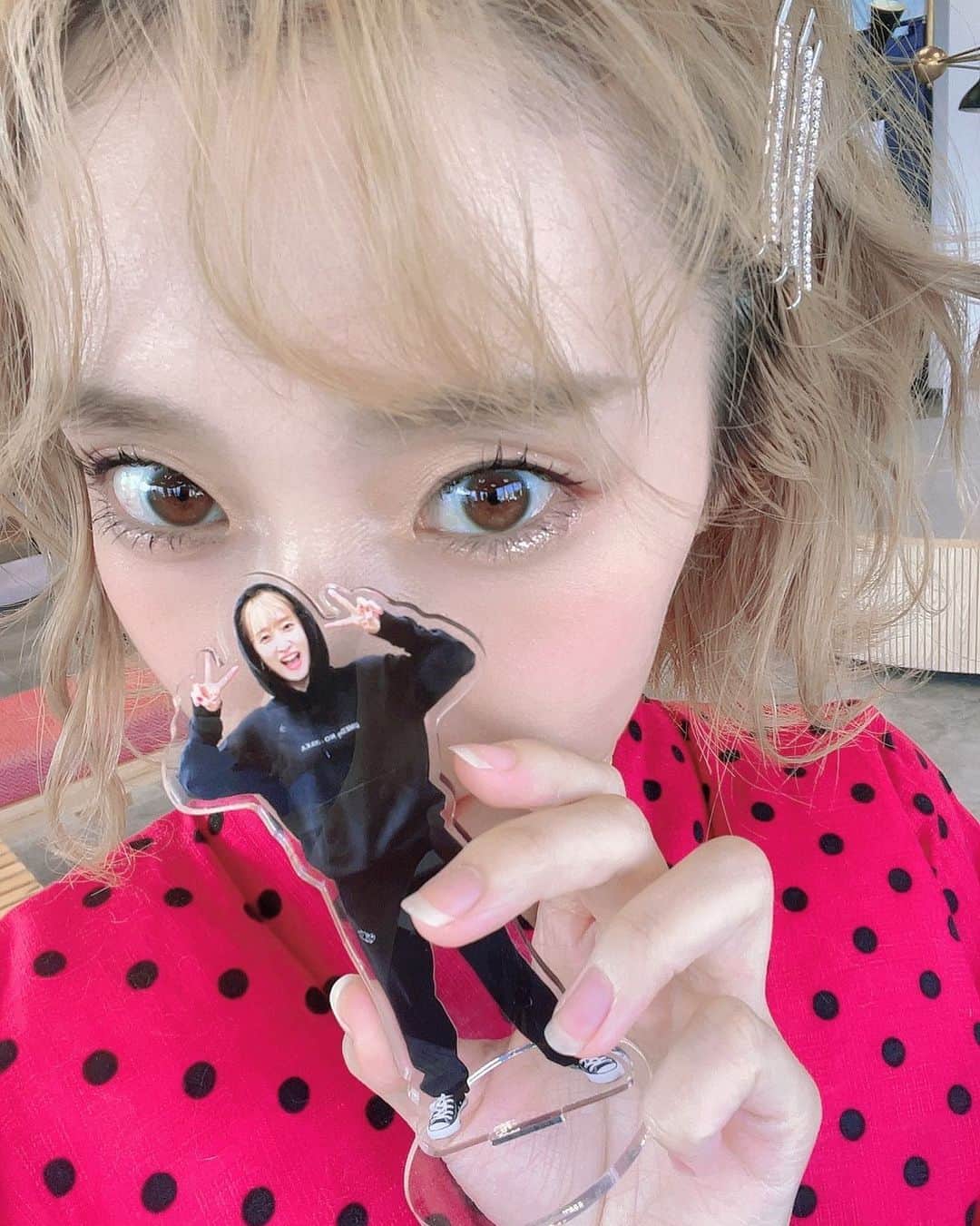 梅田彩佳のインスタグラム：「. . 皆様 昨日はFCミーティング ありがとうございました！🫶 . . さいっっっこうに楽しかった！☺️ . . 夏祭りからのスナック！ YOASOBIさんのアイドル 初めて歌ったから全然歌えなくて途中喋ってたな歌詞🥳笑 お酒飲みながら楽しかったねん🥰！るんるん . . そして握手会。 みんなと久しぶりの、握手。 なんか想い溢れすぎそうでした。 いいね、触れ合えるって。 コロナは大変だけど、 触れ合えることが当たり前じゃない、とても大切なことだって教えてもらえた気がする。 . . それにしても真っ赤な浴衣かわいすぎる ほしい そして、アクスタ、アクキー新しいの発売しますのでお待ちを！！！ . .」