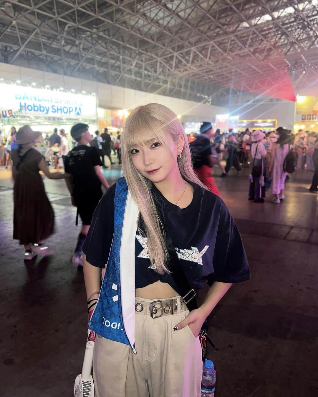 のインスタグラム：「サマソニ 行ってきたっ🫧  みんなで音楽楽しんでる空間って最高  まじで、最高だったし、めちゃ夏感じた笑　 あつ過ぎたぁぁ！  いつも夏は引きこもってるんだけど、今年はすごく夏楽しんでる気がする  (タオルは自分のしか持ってませんでした。笑)  自分も絶対でかいステージ立つんだぁ！  #summersonic #サマソニ #フェスコーデ #フェス #夏 #夏フェス #ストリート系女子 #ストリートファッション #y2k #エクステ #ロングヘア #ハイトーンカラー #ブロンド #カーゴパンツ #japanesegirl #좋아요반사　#셀카」