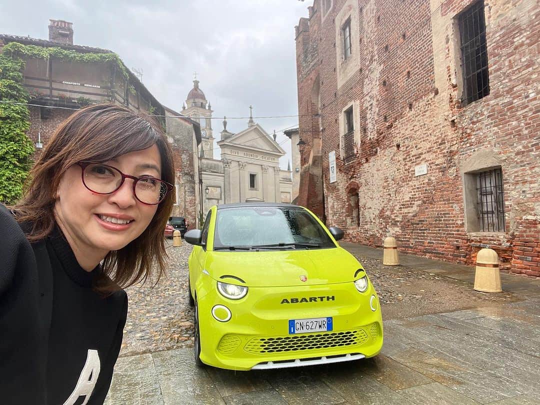 吉田由美のインスタグラム：「【海外試乗】今秋日本導入前に アバルト「500e」をイタリアでドライブ編🌟ABARTH500e🌟吉田由美ちゃんねる  https://youtu.be/4oHd_vCny80  #アバルト　#アバルト500e #ABARTH500e #ABARTH #海外試乗　#吉田由美ちゃんねる #吉田由美　#yumiyoshida」