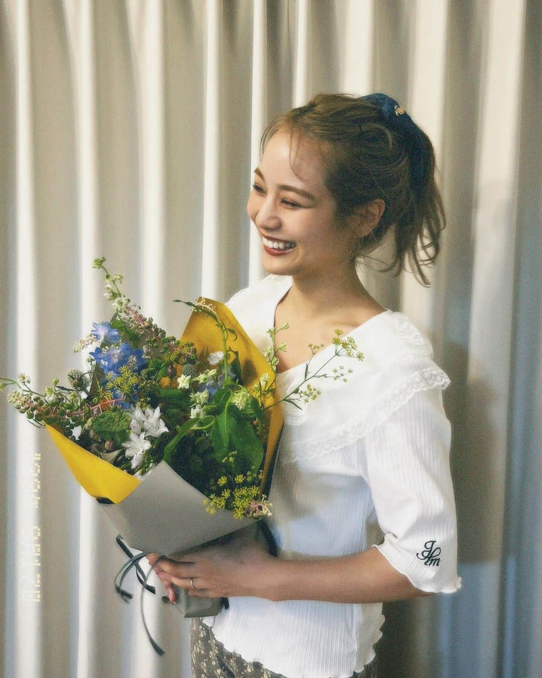 安中亜美さんのインスタグラム写真 - (安中亜美Instagram)「ㅤㅤㅤㅤㅤㅤㅤㅤㅤㅤㅤㅤㅤ この前結婚記念日でした💘 私が仕事で10時半に帰宅したら花束くれた🥹 しかもお気に入りのお花屋さんの花束で 店員さんと相談したみたい☺️💕  可愛い花束で一気にお部屋が華やかになった💐 仕事終わりのヨレヨレやし、せーやはパジャマやけど 記念に撮っといた🤣  結婚4周年💒 これからもよろしくお願いします🥰  #結婚記念日#4周年#花束」8月20日 22時51分 - amitwinsworld