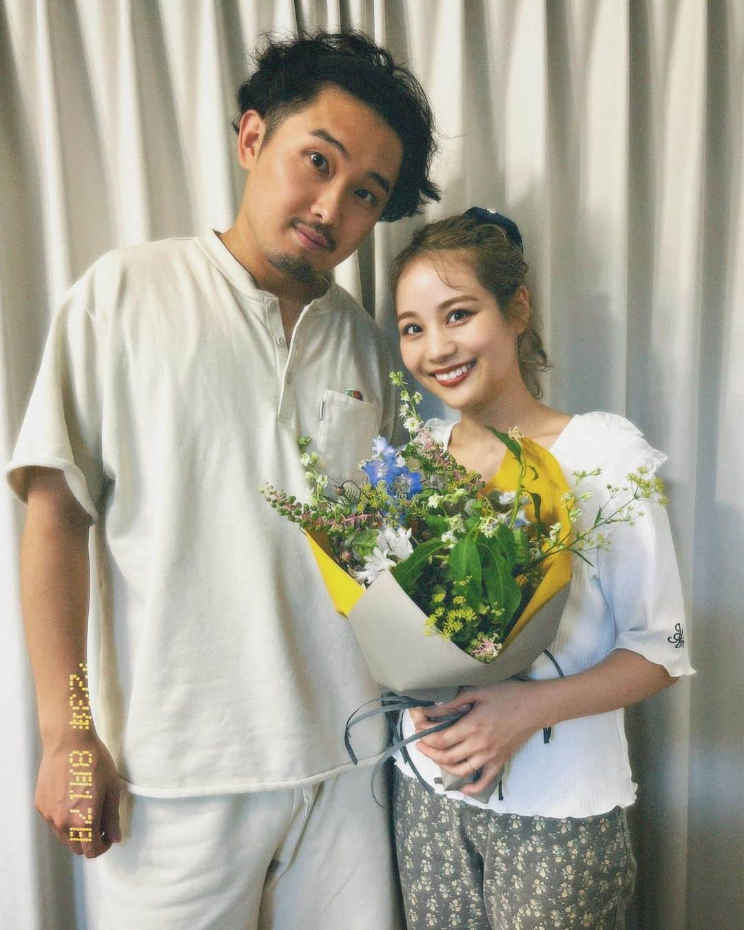 安中亜美さんのインスタグラム写真 - (安中亜美Instagram)「ㅤㅤㅤㅤㅤㅤㅤㅤㅤㅤㅤㅤㅤ この前結婚記念日でした💘 私が仕事で10時半に帰宅したら花束くれた🥹 しかもお気に入りのお花屋さんの花束で 店員さんと相談したみたい☺️💕  可愛い花束で一気にお部屋が華やかになった💐 仕事終わりのヨレヨレやし、せーやはパジャマやけど 記念に撮っといた🤣  結婚4周年💒 これからもよろしくお願いします🥰  #結婚記念日#4周年#花束」8月20日 22時51分 - amitwinsworld