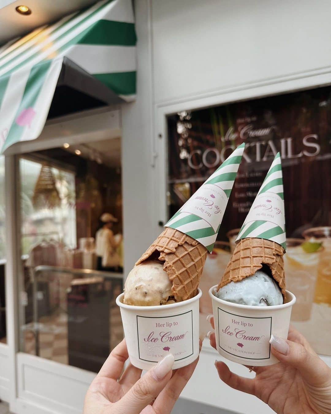 SHIHORINのインスタグラム：「𓂃  𝙃𝙚𝙧 𝙡𝙞𝙥 𝙩𝙤  𝙄𝙘𝙚 𝘾𝙧𝙚𝙖𝙢🍨♡ ˎˊ˗  最終日に駆け込みで行ってきた~🫶🏻 MINT CHOCOLATE×NUTTY CARAMEL のダブルにしたけどとっても美味しかった😋  エルメも行ってHLTな1日👗🤍  #herlipto #HLTICECREAM #ハーリップトゥ  #icecream #アイスクリーム」