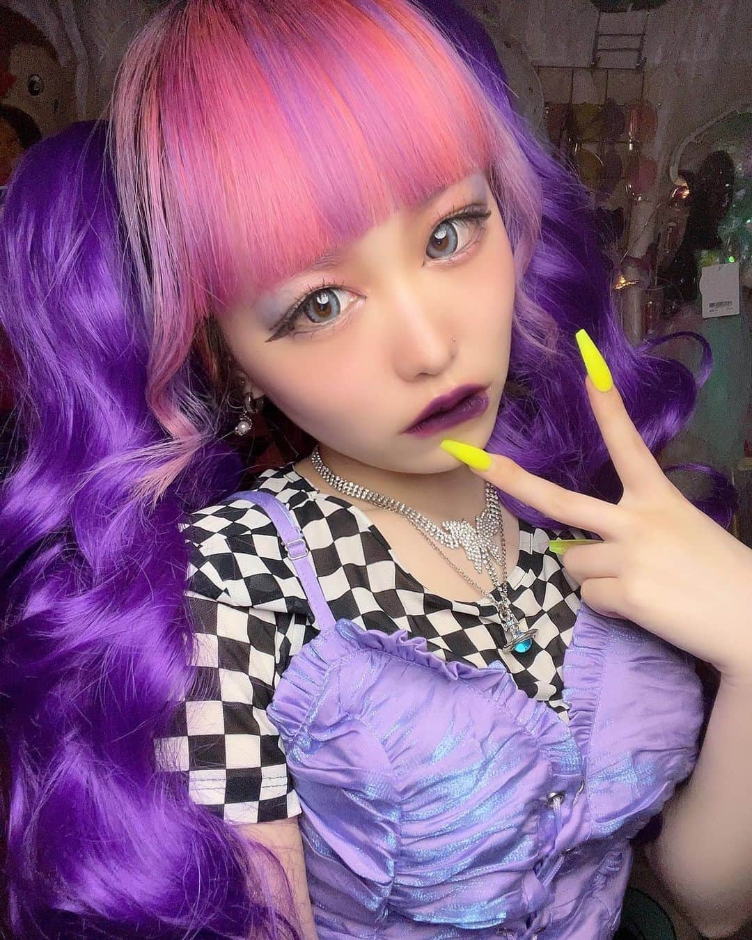 MANAのインスタグラム：「･ 💜8.19 TikTokガチバトル5回戦目👑 5連勝達成✨無敗記録更新✨ 昨日は皆様本当にありがとうございました🌈🫧🎀 毎回何かとピンチだったりしていますが、 今回は過去一ピンチでした。 不安で不安で配信中に弱音を吐いてしまったりしてた私を 皆様は励ましてくれたり、支えてくれたり、 ずっと暖かい言葉を下さり、 バトル前もバトル本番も皆様にはものすごく元気を頂き、 沢山救われました。 私の為に沢山の方が駆けつけてくれて、 最後まで全力で応援してくれて、 本当に本当にありがとうございました💍 誕生日の2日前でもあり、20歳残りわずかの 最高の思い出と 皆様からの誕生日プレゼントを頂きました🎂🎁🎉 皆様に出会えて、応援して頂いて、私についてきてくれて 本当に感謝しかありません。 いつも本当にありがとうございます🦋💖💖💖 これからもいい成長をしていけるように 精一杯頑張りますので これからもこんな私ですがよろしくお願い致します🙇‍♀️🙇‍♀️🙇‍♀️ ･ ･ ･」