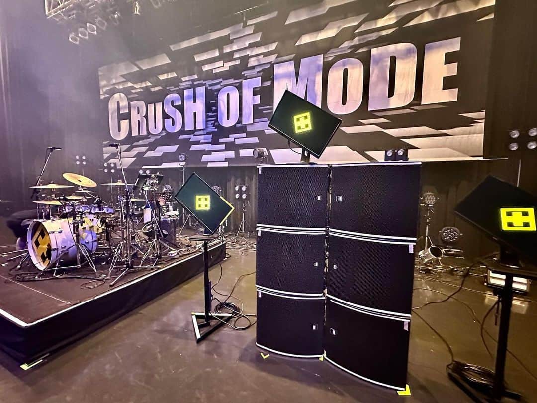 ADAPTER。のインスタグラム：「毎度おなじみ、アンプ使わない系ギタリストの背後にはフットモニター本日も6発いかせて頂きました。  爆音小僧でした。ロックなもんで。」