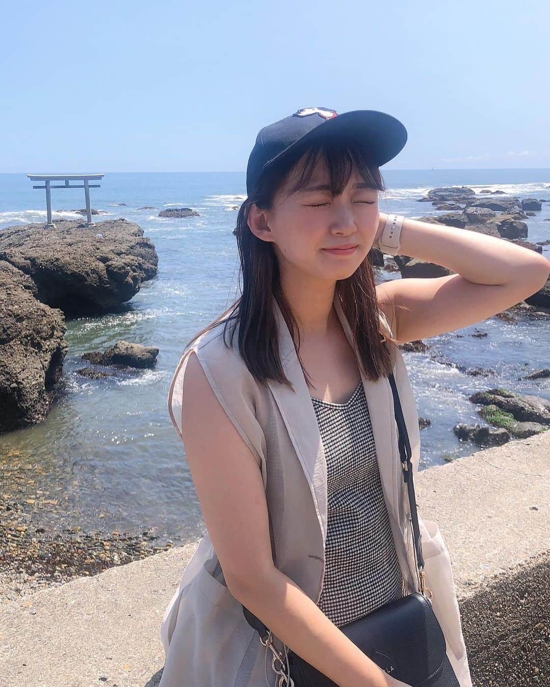 山下聖良さんのインスタグラム写真 - (山下聖良Instagram)「神磯の鳥居　🌊　  行ってみたかった場所✨ パワーアップした気分🥳  気持ちよかったなぁ〜💭  #大洗磯前神社  #大洗　#茨城観光  #神社　#海」8月20日 22時55分 - yamashita_seira