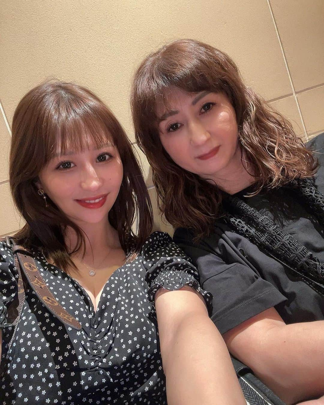 倉松里奈さんのインスタグラム写真 - (倉松里奈Instagram)「だいだいだいすきなママ♡ 毎日美味しい栄養満点のご飯作ってくれて ありがとう🥺❤️❤️❤️❤️ 私が温泉♨️好きだからって 毎日一緒に温泉♨️も 付き合ってくれて 帰ったら必ず新しいパジャマ買って 用意してくれてたり 温泉♨️でサウナ🧖‍♀️行ったら 髪が傷まないよーに 良いシャンプーとトリートメント買ってくれてたり 私が欲しいもの好きなもの全部用意してくれてて 帰った時は部屋が快適に過ごせるよーに 布団干してエアコン修理して 床拭きから全てやってくれてて ママのおかげで 毎日凄く幸せに過ごせた🥺💓 . . なのに毎日一緒にいると当たり前になっちゃって 態度が悪かったりちょっとしたことで 怒ったり、冷たかったり その日は寝る前に反省...🙏 . . これからも 感謝の気持ちを忘れず行こうと思います🫡 . 旦那さんは私のママパパを 大切にしてくれて本当に嬉しくて嬉しくて ありがとうがいっぱい😊💓💓💓 . 両親の顔合わせの時も ずっとみんなが笑顔で楽しい会話で 嬉しかった♡♡♡ . 旦那さんの家族が素敵な家族で よかったね！🥺って ママパパも凄く喜んでた♡ . 旦那さんのママパパもほんっとに大好き♡ . . 明日で東京帰るから 寂しくてたまらないけど 結婚式💒でまた会えるまで それを楽しみにお仕事と家事を しっかりママのように頑張りまーす🤭 . . #ママ #親子 #家族 #倉松家の日常👨‍👩‍👧‍👦 #ままごはん #おうちごはん #唐揚げ #とんかつ #手作りパン #ランチ #モーニング #ママのパンは世界一♡ #大好き」8月20日 22時56分 - rinapuu818