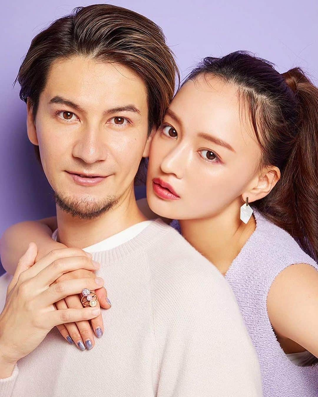 JOYのインスタグラム：「ねぇ、この夫婦写真めっちゃ良くない？ 良いよね？良いって言って？ 良いです〜！ってコメントして？ ↑うん、強制やめようね  #みんな忘れてる可能性大なんだけど #俺一応モデルなのよ #ただの陽気なハーフだと思ってない？ #オファーがないだけでモデルなのよ？ #なんでオファーないの？ #ねぇなんで？ #色んなブランドや企業さん #勇気出して？ #その勇気が未来を変えるよ？ #ごめん黙るね✨」