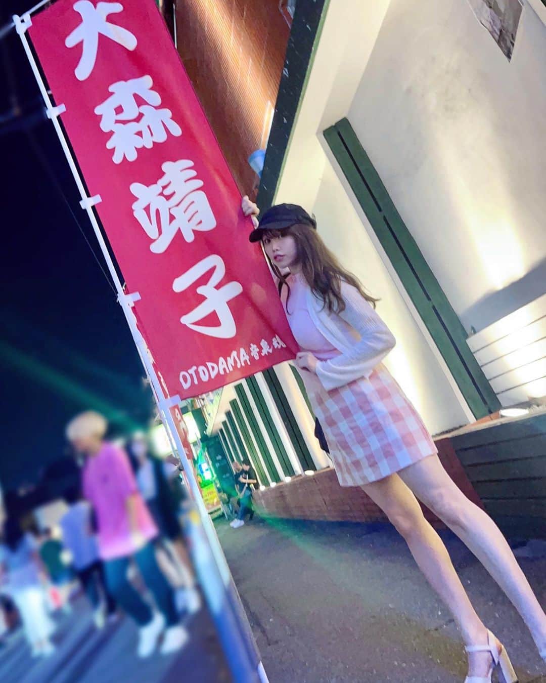塚本舞さんのインスタグラム写真 - (塚本舞Instagram)「#大森靖子KILM2023   初めての味園ユニバース🐙 初めて東京以外の地で観る大森靖子ちゃんのライブ🎤 （八丈島は東京都なのでノーカン🏝️）  大阪で観るせいこちゃんも、もちろん最高に素敵で(全ての語彙が陳腐になるのです)  こうして全国の色々なところに丁寧に音楽と愛とお祭りを届けて ひとりひとりの人生を救って、生き延ばして ツアーで各地を回っていることの重大さ、尊さをたくさんたくさん感じました  もちろん私も感情も情緒も爆発して、特にVOID~高速VOID 、オリオン座、マジックミラーでおいおい泣きました (コロナ期間を経てのオリオン座の合唱、以前に増して切実さと美しさ溢れてた)  会場の外には、沢山ののぼりが立っていて縁日みたいな雰囲気でした🍉 @3hono1 ちゃんにお写真撮ってもらったよー🦄🤍」8月21日 8時33分 - maipuni