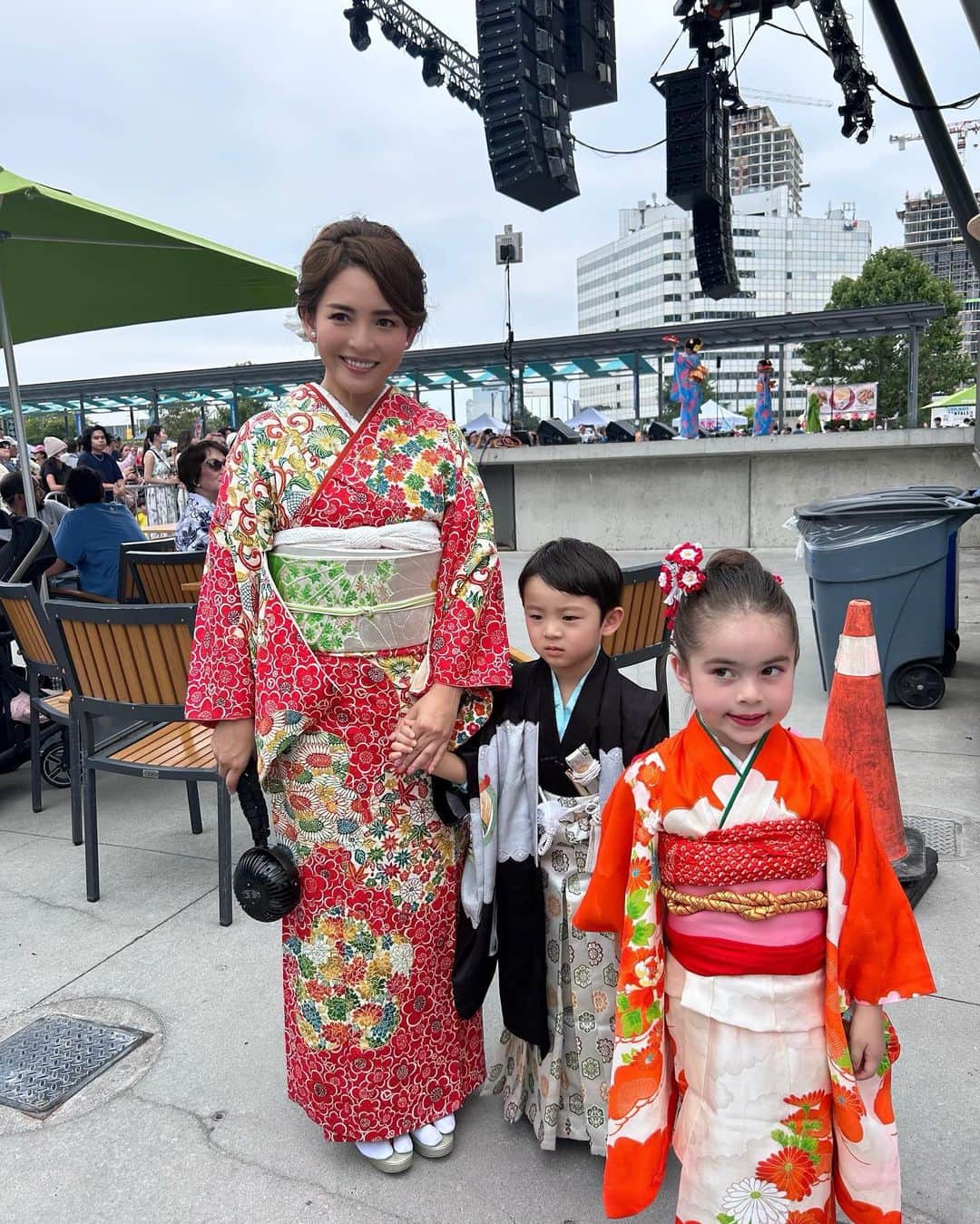 深津瑠美のインスタグラム：「Japan Festival Canada 2023🇨🇦  着物ショーに出演しました👘🇯🇵 関係者の皆さまありがとうございました。  息子を追いかけ回して汗だくでした🙇 #kimonoshow #toronto #着物」