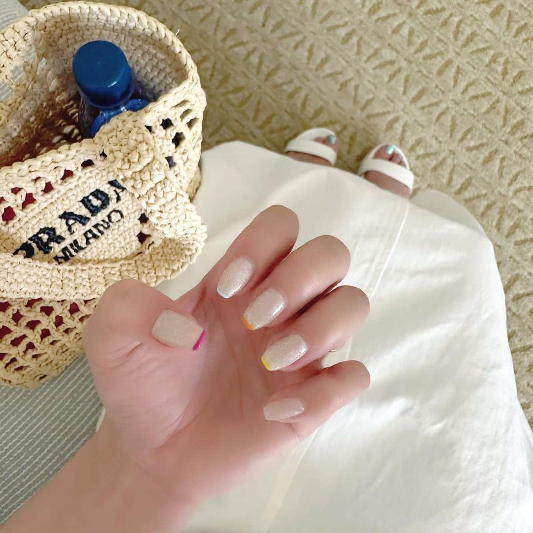 愛内みさのインスタグラム：「・ 夏のお気に入りmynail🍉  マグネット×カラフルスキニーフレンチ  #夏ネイル #マグネットネイル #スキニーフレンチ」