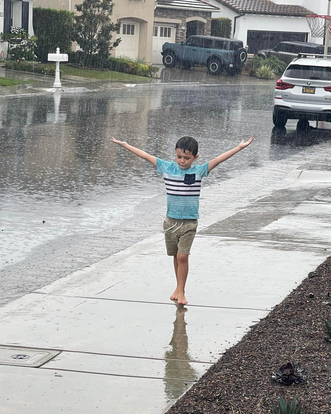 クリスティン・ヒルデブランドさんのインスタグラム写真 - (クリスティン・ヒルデブランドInstagram)「Tropical storm things — playing in the rain (for almost an hour!!) best idea ever🥰. #bringitonrain #corememories」8月21日 8時40分 - _kristinhildebrand