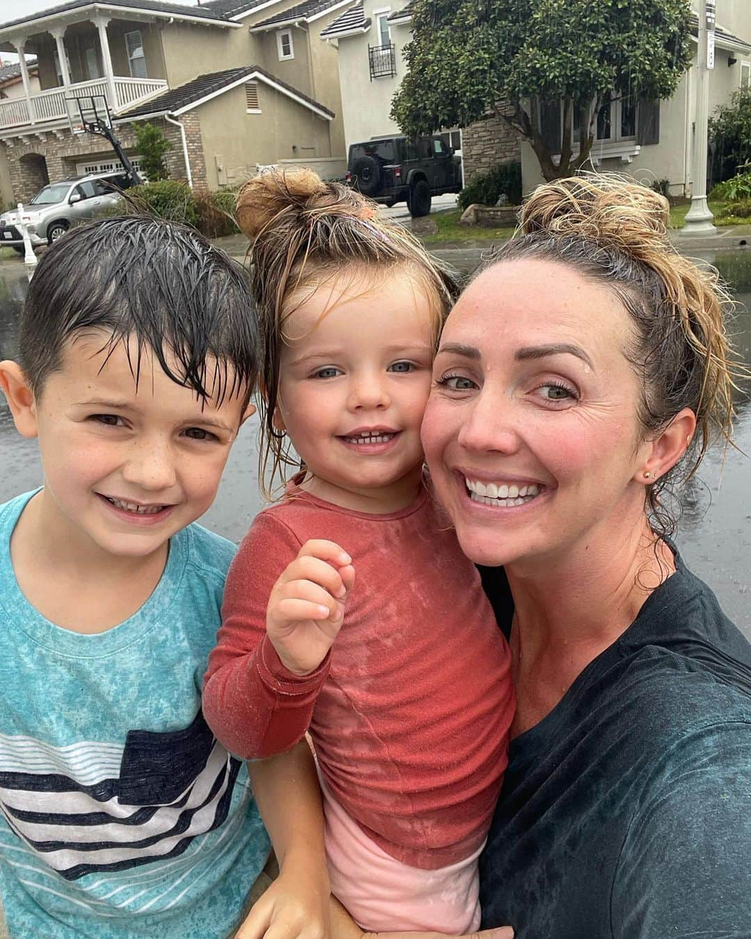 クリスティン・ヒルデブランドのインスタグラム：「Tropical storm things — playing in the rain (for almost an hour!!) best idea ever🥰. #bringitonrain #corememories」