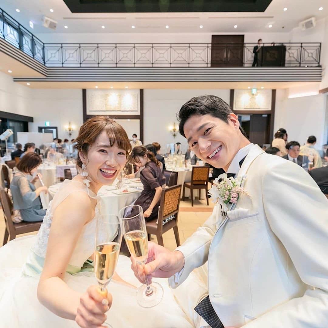 アルカンシエルグループさんのインスタグラム写真 - (アルカンシエルグループInstagram)「最高の笑顔♡ アルカン花嫁様の当日ショット📸  アルカンシエルでは、式場専属のカメラマンが 結婚式当日のかけがえのないひとときをしっかりと写真に残します✨  ゲストの皆様と楽しい時間をお過ごしください🕊  photo by 1枚目 @arcenciel.luxeosaka 2.4枚目 @arcenciel.luxenagoya 3.5枚目 @arcenciel.minamiaoyama  お写真をご紹介させていただき ありがとうございました🕊  ......................................  「 #感謝を式のまんなかに。」  式を通じて、今いちばん伝えたいもの。 それはきっと、言葉だけじゃ足りない 「ありがとう」の気持ちで最高のおもてなしを…。  大切なゲストと一緒に作り上げる結婚式 専任のプロデューサーがおふたりの想いを形にします。  ◾️各会場アクセス抜群の好立地 ◾️おふたりやご家族らしさを大切にしたお料理が定評 ◾️いつもおふたりに寄り添うプロデューサー ◾️理想の演出でゲストにサプライズ  お問い合わせはプロフィールURLより💌 @arcenciel.wedding  お写真を紹介してもOKという方は #アルカン花嫁 をつけて投稿してください♡  素敵な投稿をお待ちしております＊*  ......................................  #アルカンシエル #結婚式 #結婚式場 #ゲストハウス #結婚式準備 #挙式 #披露宴 #ウエディング #ウェディング #プレ花嫁 #プレ花嫁さんと繋がりたい #カラードレス #テーブルラウンド#ウエディングフォト #ウェディングフォト #2023秋婚 #2024秋婚 #アルカンシエルluxemariage大阪 #アルカンシエルluxemariage名古屋 #アルカンシエル南青山」8月22日 12時00分 - arcenciel.wedding