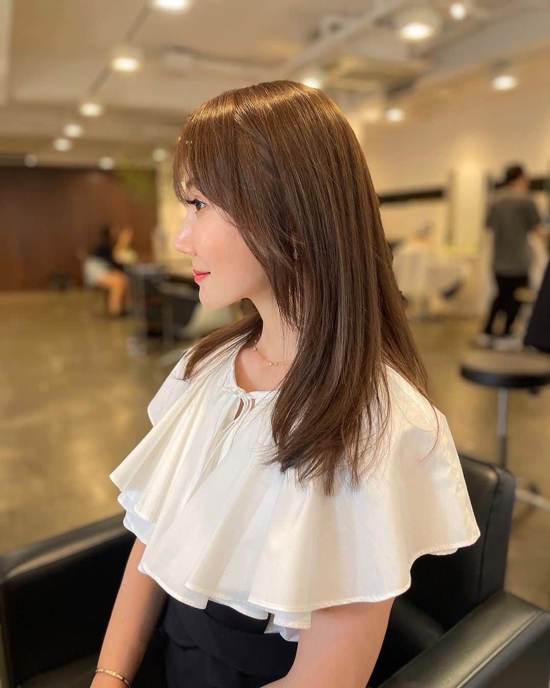 吉田美紀さんのインスタグラム写真 - (吉田美紀Instagram)「・ ・ new hairstyle♬･:*+ 少し整えたりするのが続いたけれど しっかり切ったのは久しぶり！  分かるかな？ フェイスまわりに段をいれて 全体的は少し軽めに。 今回ももちろん全て @odaji_abbey にお任せしました✂️  久しぶりに『コスメストレート』も。 髪のツヤもよみがえり、 自分の髪？と疑うようなツヤサラヘアになるんです！  顔色が綺麗に見えるグレージュカラーもさすが✨  ホームケアもしっかりして 艶やカラーを維持できるようにしよう！  #hair #hairstyle #haircut #hairsalon #haircolor #abbey #ヘアサロン #ヘアスタイル #ヘアカット #ヘアカラー #アビー #コスメストレート #コスメストレートパーマ #アビー」8月21日 8時49分 - miki__yoshida