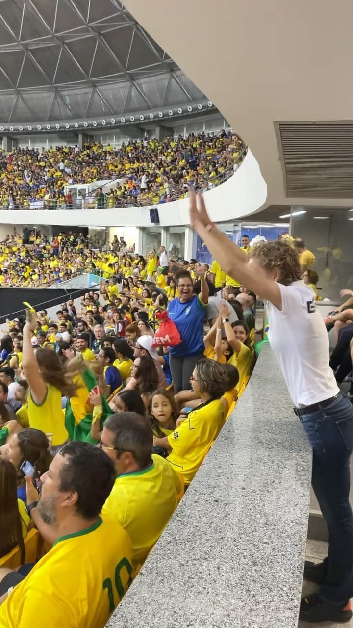 ヤネ・マルケスのインスタグラム：「Hoje foi dia de prestigiar as meninas do vôlei no sul-americano. Mais uma vez, elas arrebentaram em quadra; e eu ainda tive a sorte de receber o carinho de vocês!🇧🇷🏐」